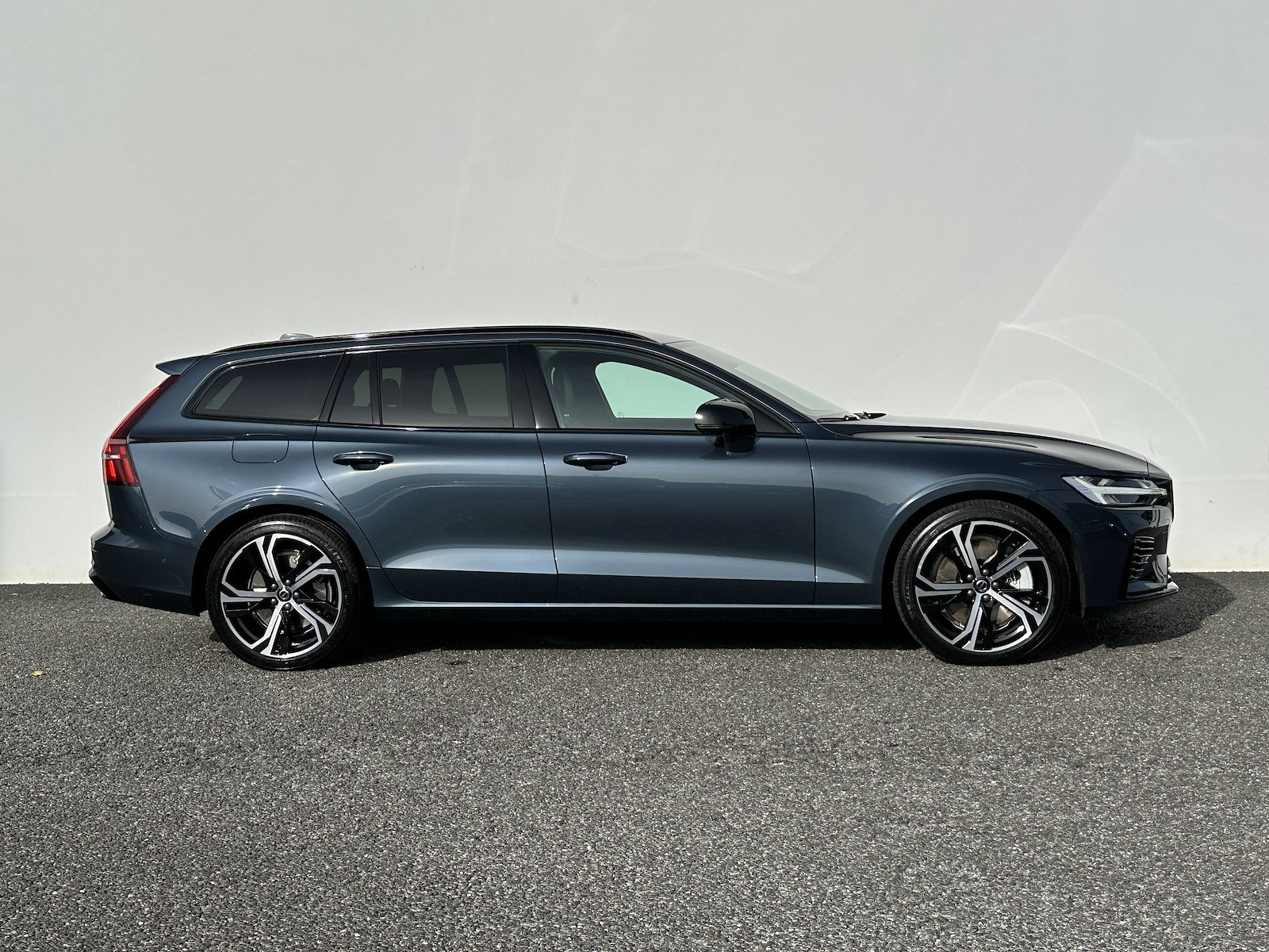 VOLVO V60 2.0 T8 TE Ultra Dark eAWD, Plug-in-Hybrid Benzin/Elektro, Vorführwagen, Automatik - 4