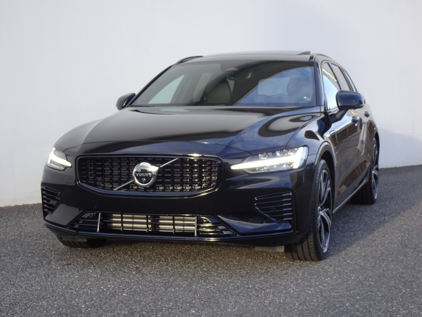 VOLVO V60 2.0 T8 TE Ultra Dark eAWD, Plug-in-Hybrid Petrol/Electric, Ex-demonstrator, Automatic - 2