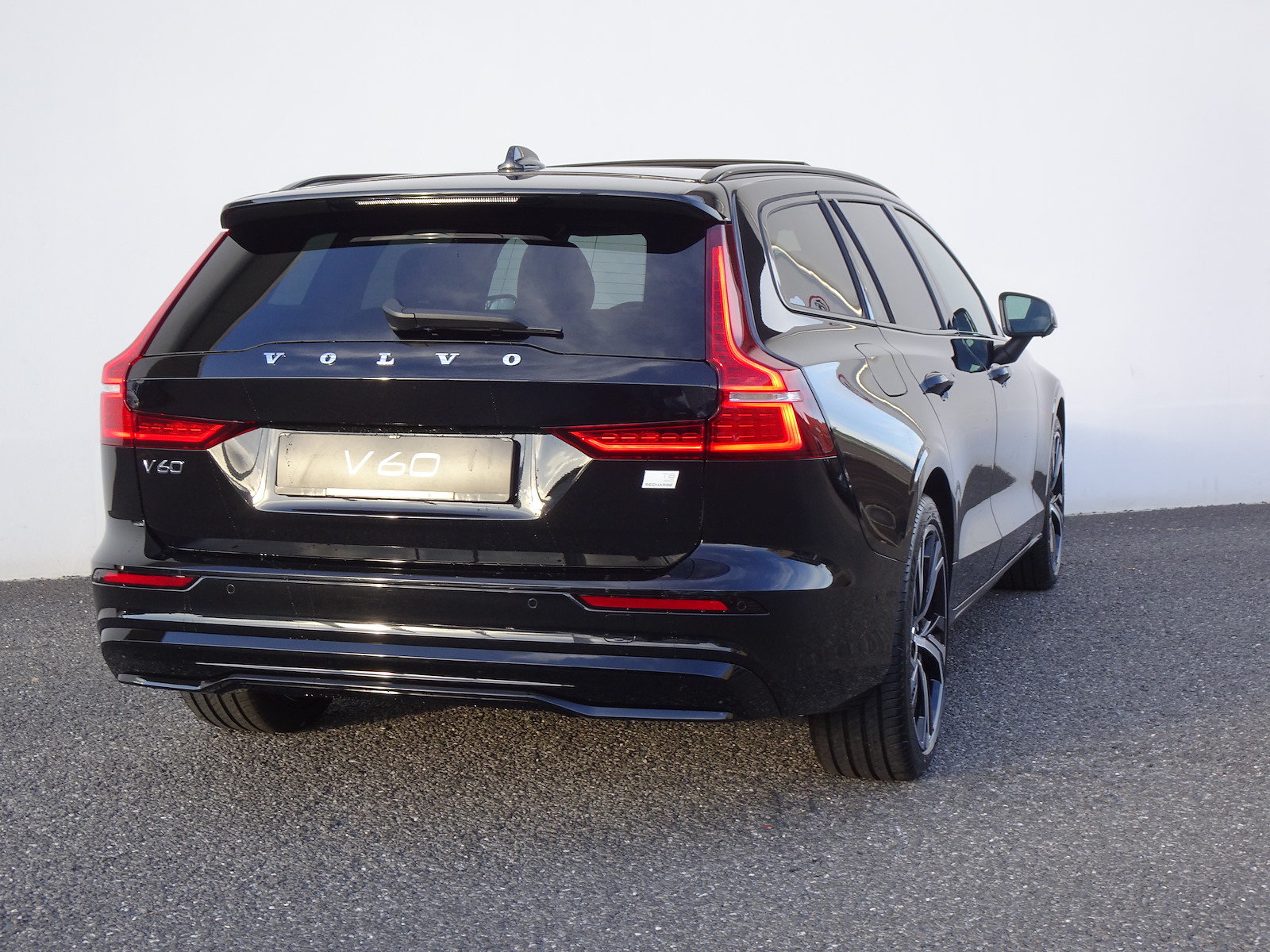 VOLVO V60 2.0 T8 TE Ultra Dark eAWD, Plug-in-Hybrid Petrol/Electric, Ex-demonstrator, Automatic - 4