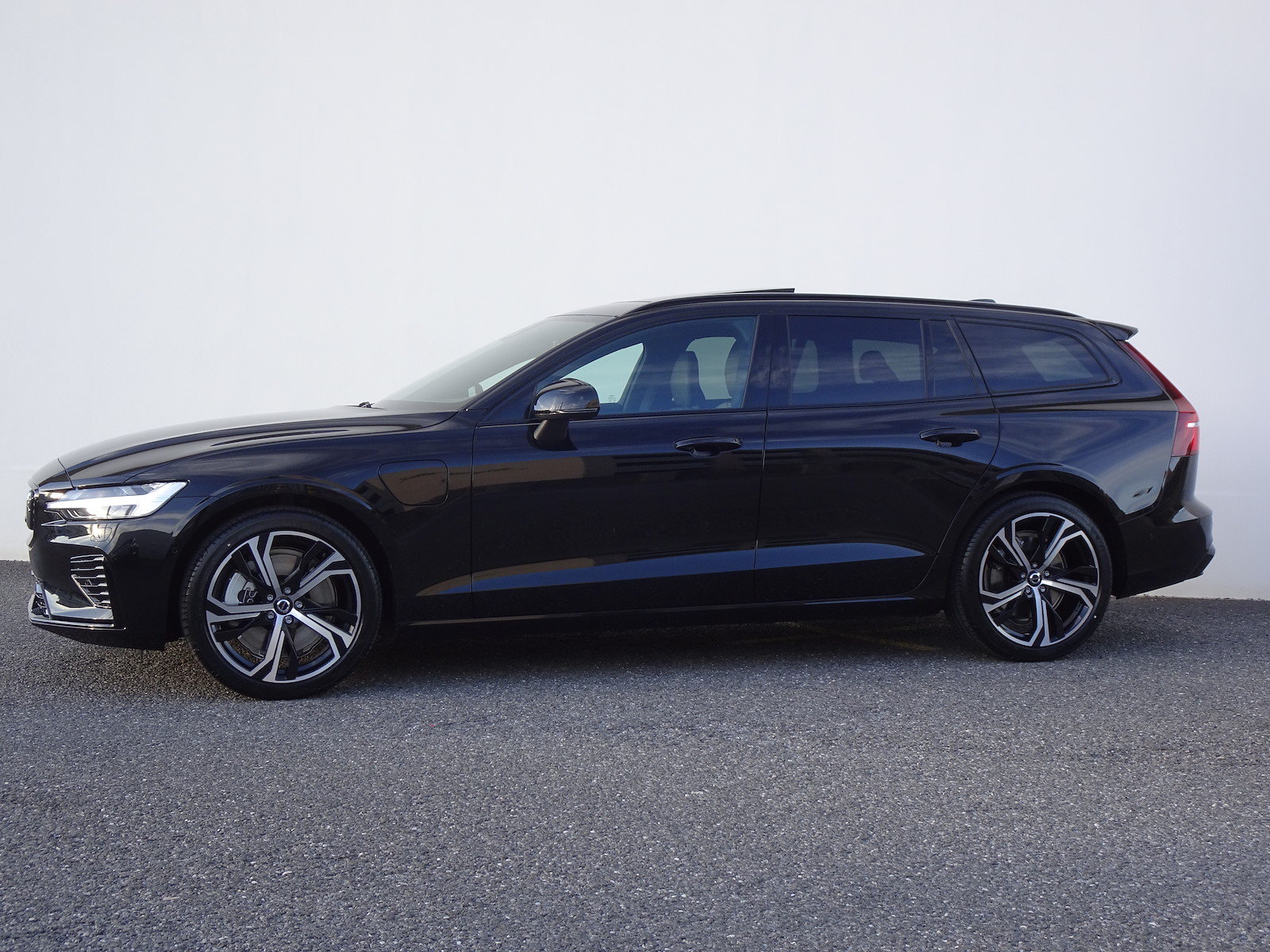 VOLVO V60 2.0 T8 TE Ultra Dark eAWD, Plug-in-Hybrid Petrol/Electric, Ex-demonstrator, Automatic - 5