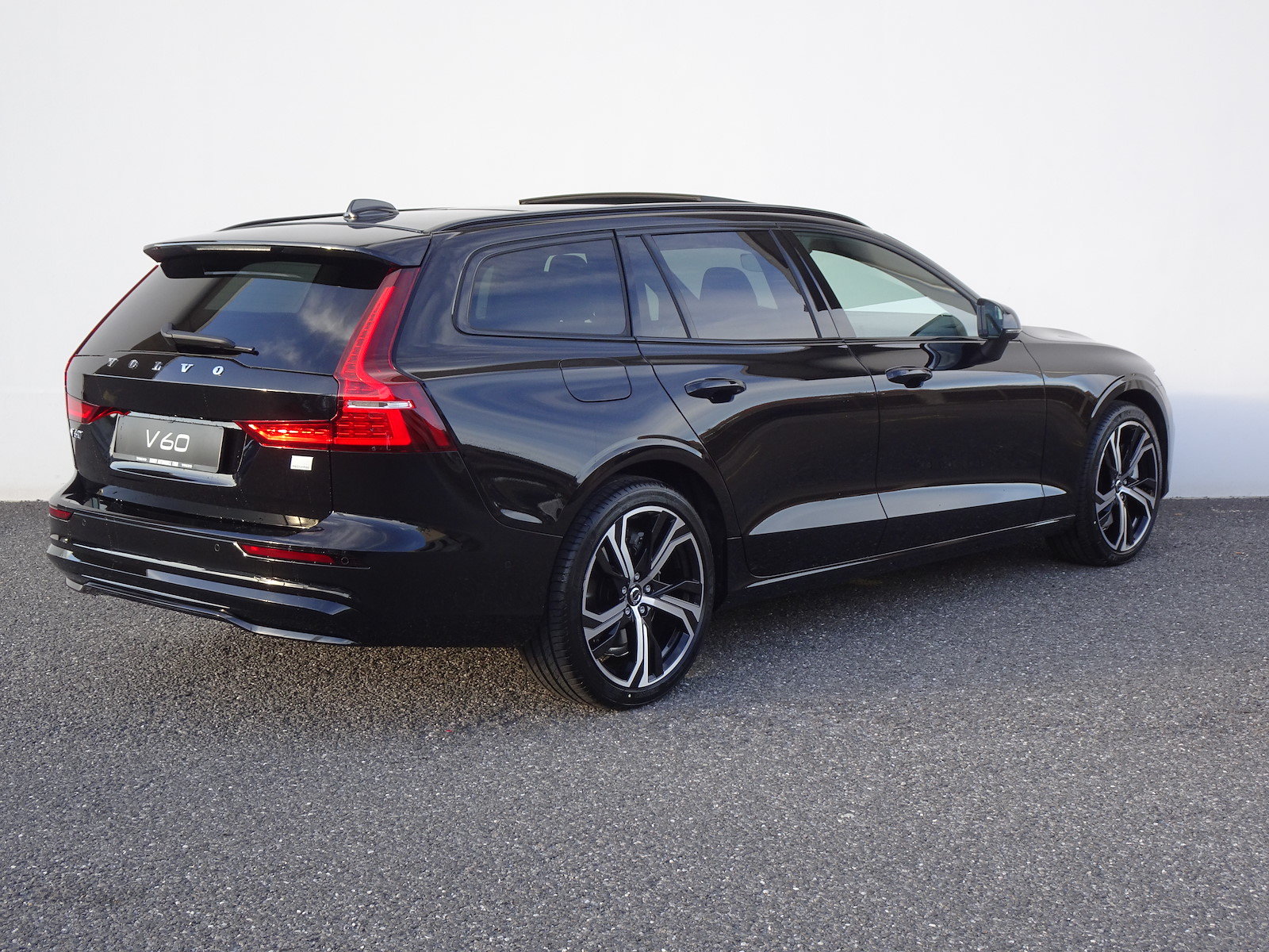 VOLVO V60 2.0 T8 TE Ultra Dark eAWD, Plug-in-Hybrid Petrol/Electric, Ex-demonstrator, Automatic - 6