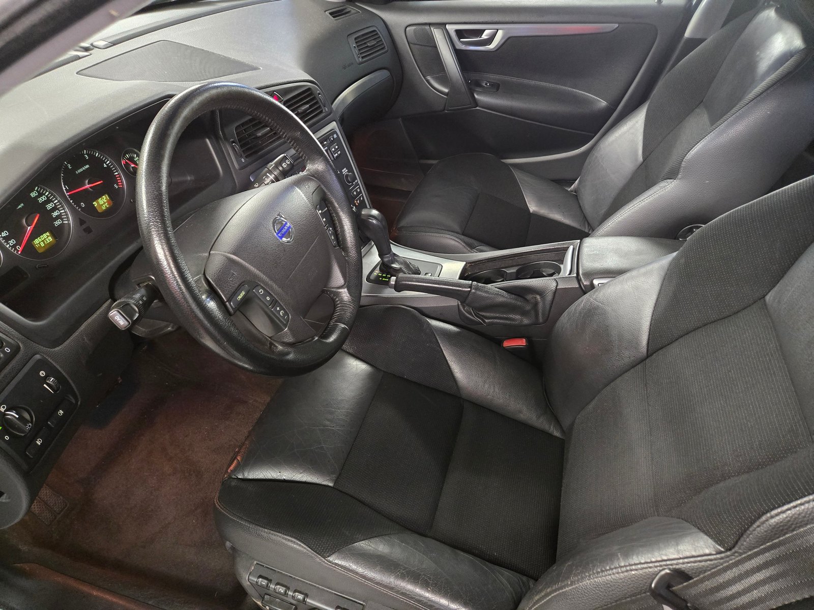 VOLVO V70 2.4D Momentum, Diesel, Second hand / Used, Automatic - 2