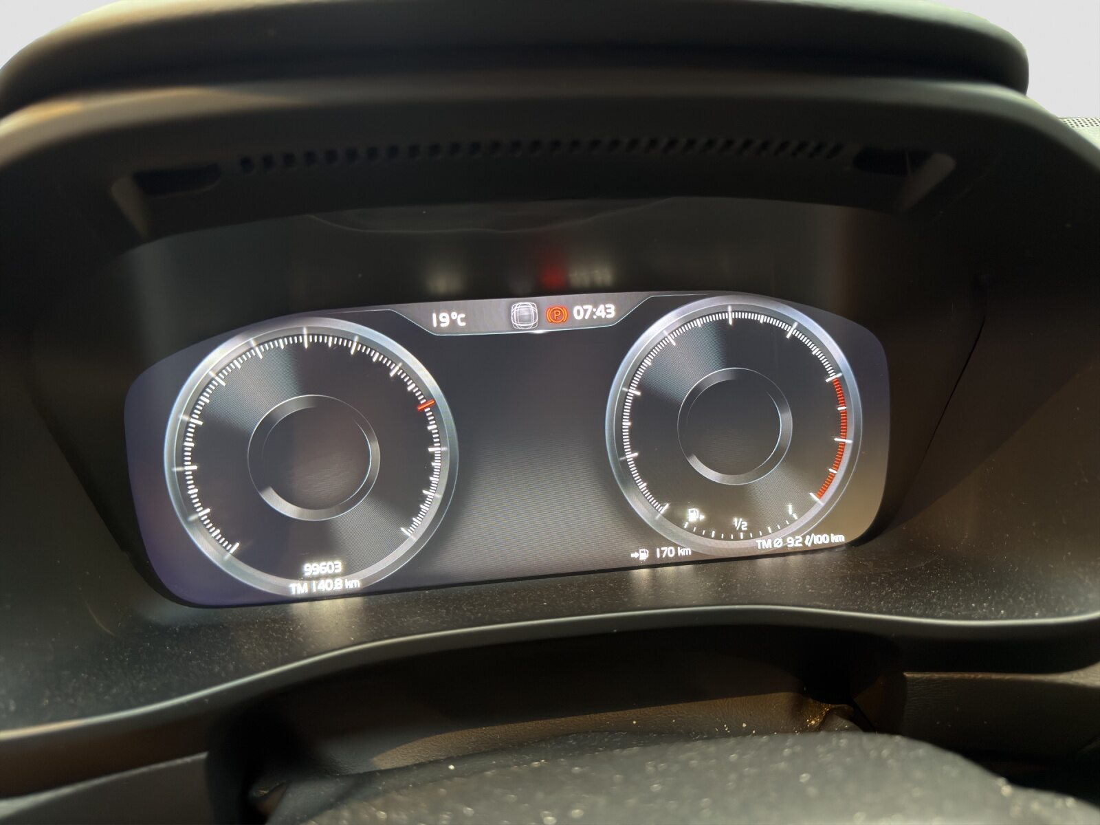 VOLVO XC40 B4 B AWD R-Design, Benzin, Occasion / Gebraucht, Automatik - 7