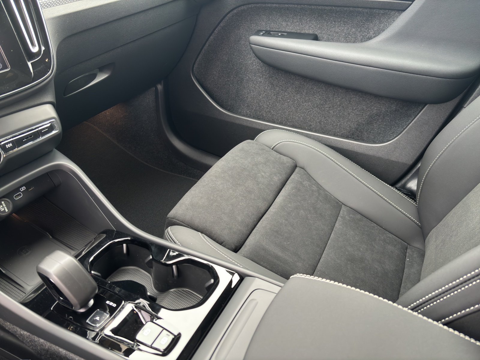 VOLVO XC40 2.0 B4 MH Ultra Dark, Mild-Hybrid Benzin/Elektro, Neuwagen, Automatik - 2