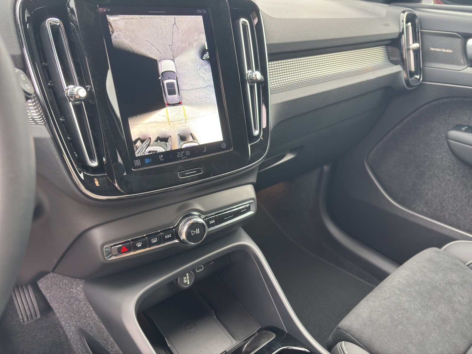 VOLVO XC40 2.0 B4 MH Ultra Dark, Mild-Hybrid Benzin/Elektro, Neuwagen, Automatik - 3