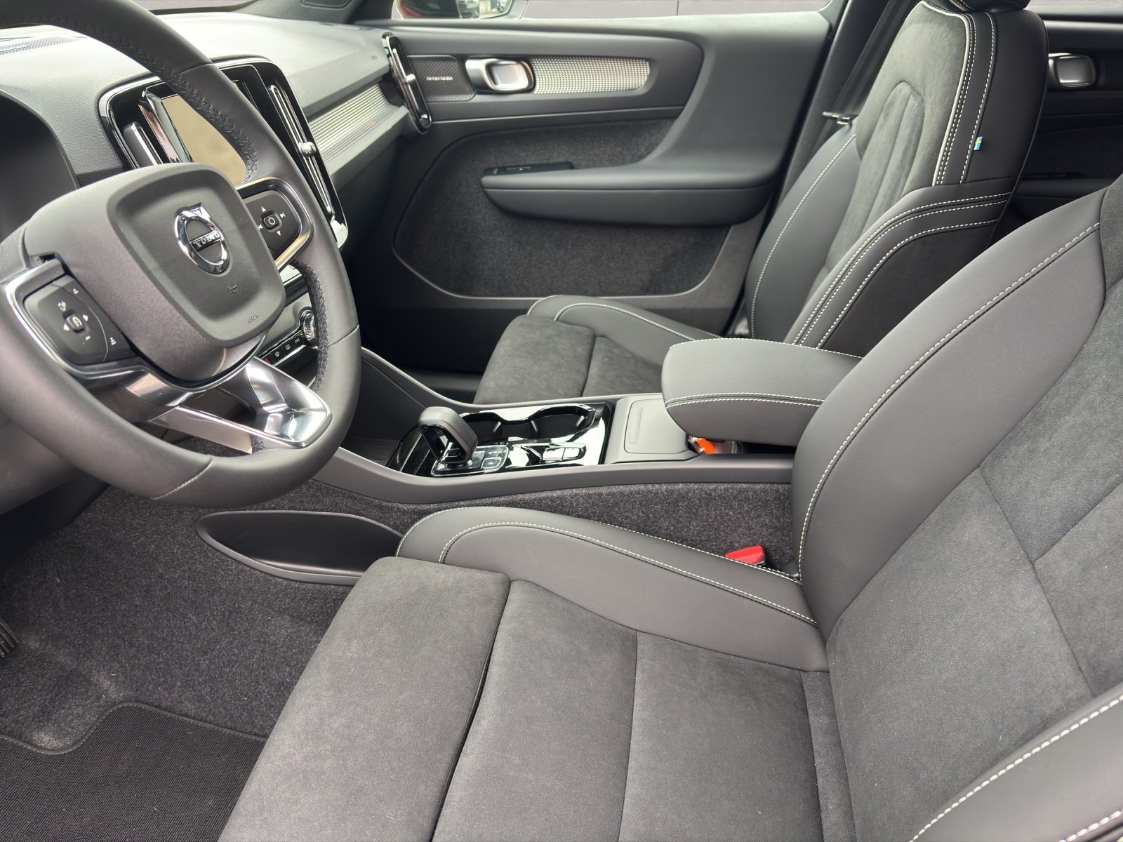 VOLVO XC40 2.0 B4 MH Ultra Dark, Mild-Hybrid Benzin/Elektro, Neuwagen, Automatik - 5
