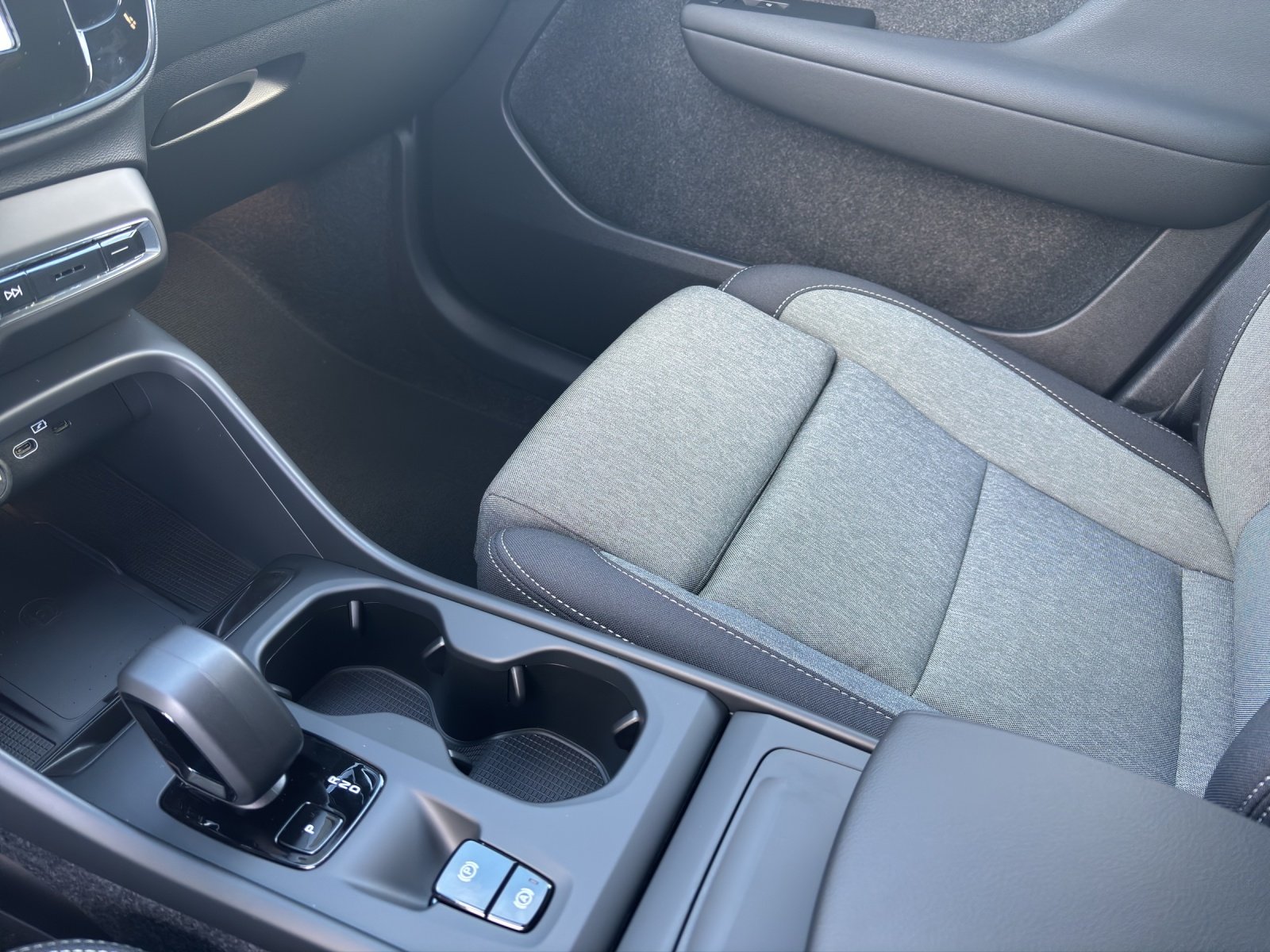 VOLVO XC40 2.0 B3 MH XCITE, Mild-Hybrid Petrol/Electric, New car, Automatic - 6