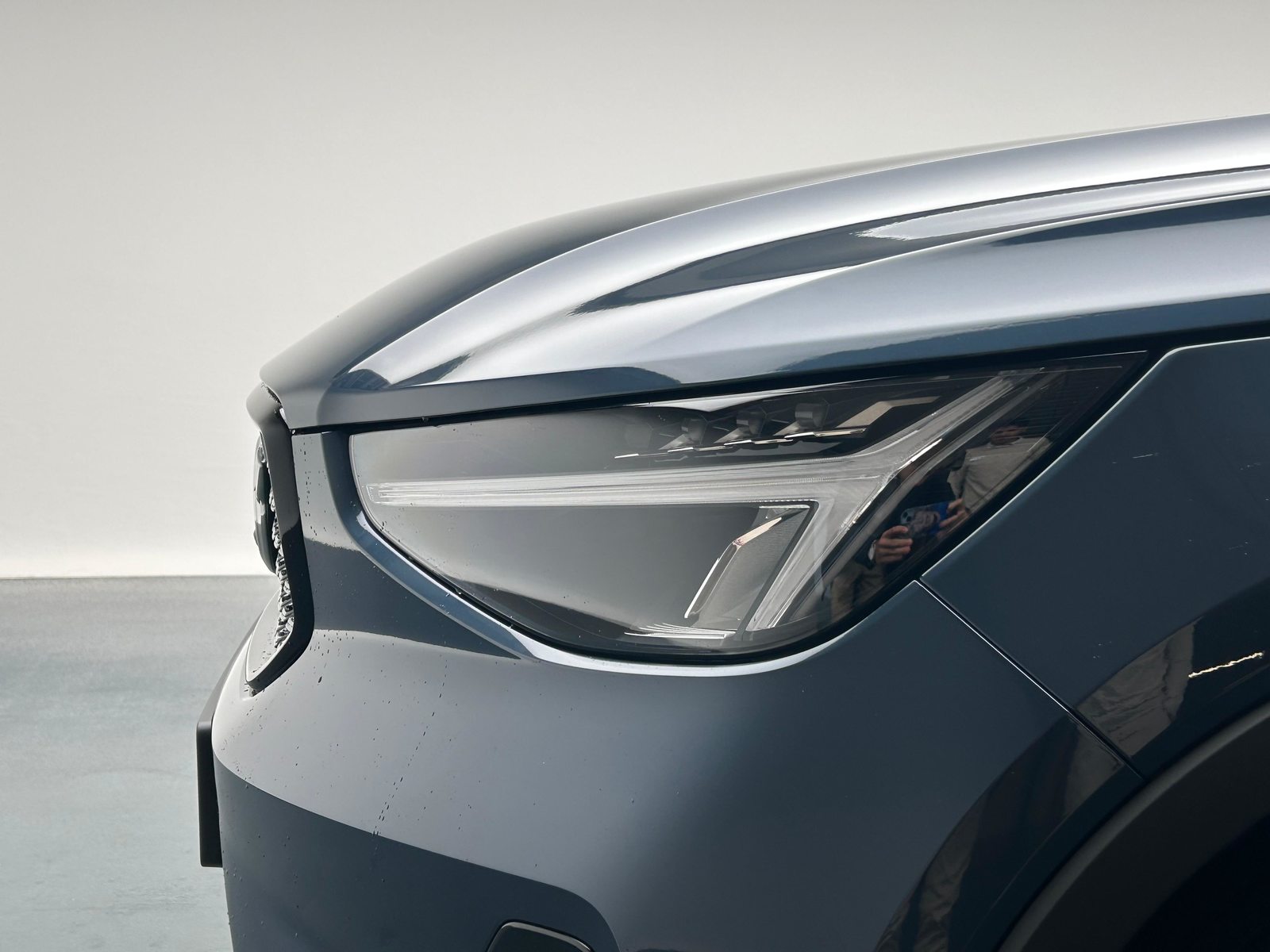 VOLVO XC40 2.0 B4 MH Plus Dark, Hybride Léger Essence/Électricité, Voiture nouvelle, Automatique - 3