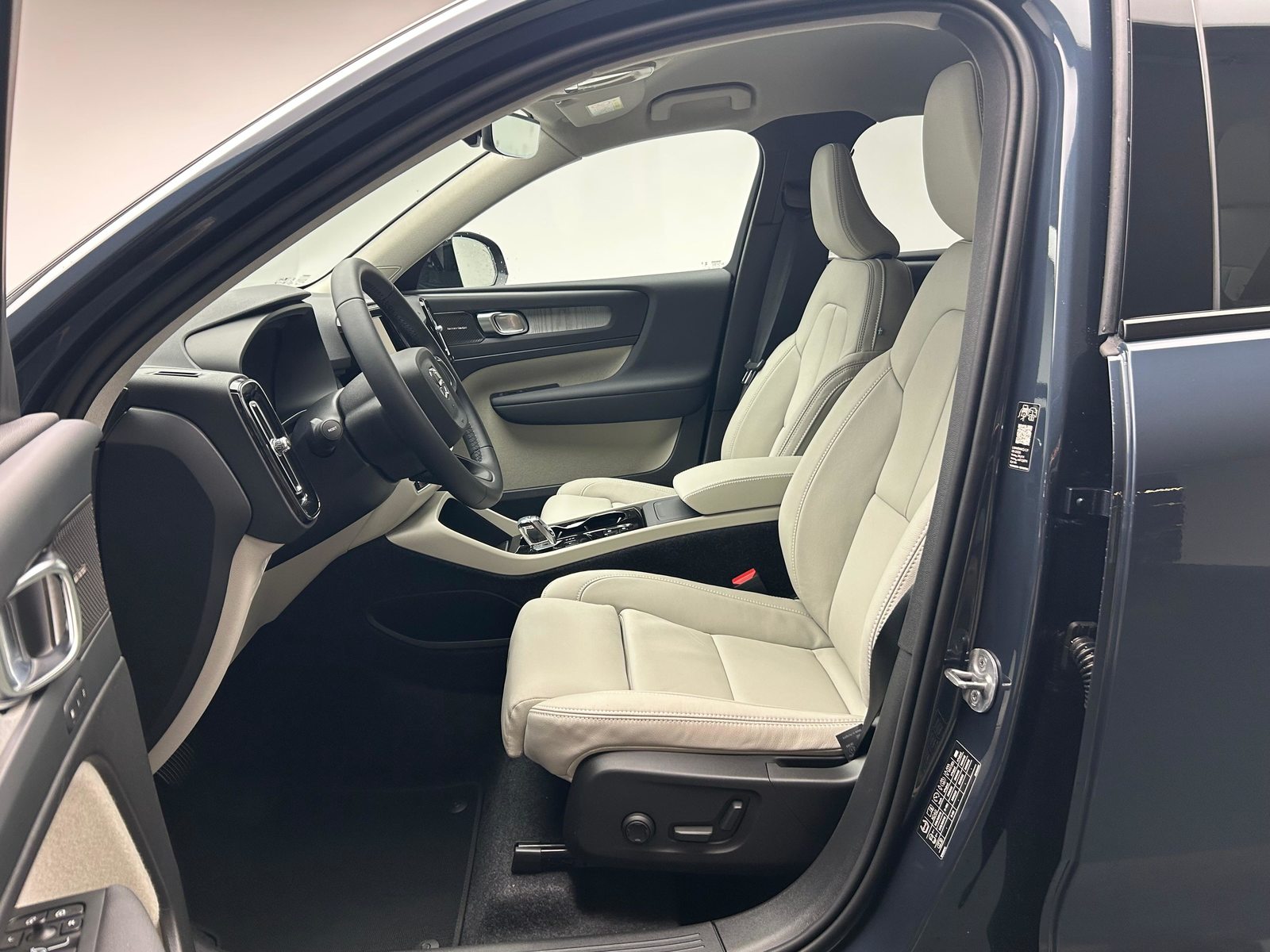 VOLVO XC40 2.0 B4 MH Plus Dark, Hybride Léger Essence/Électricité, Voiture nouvelle, Automatique - 4