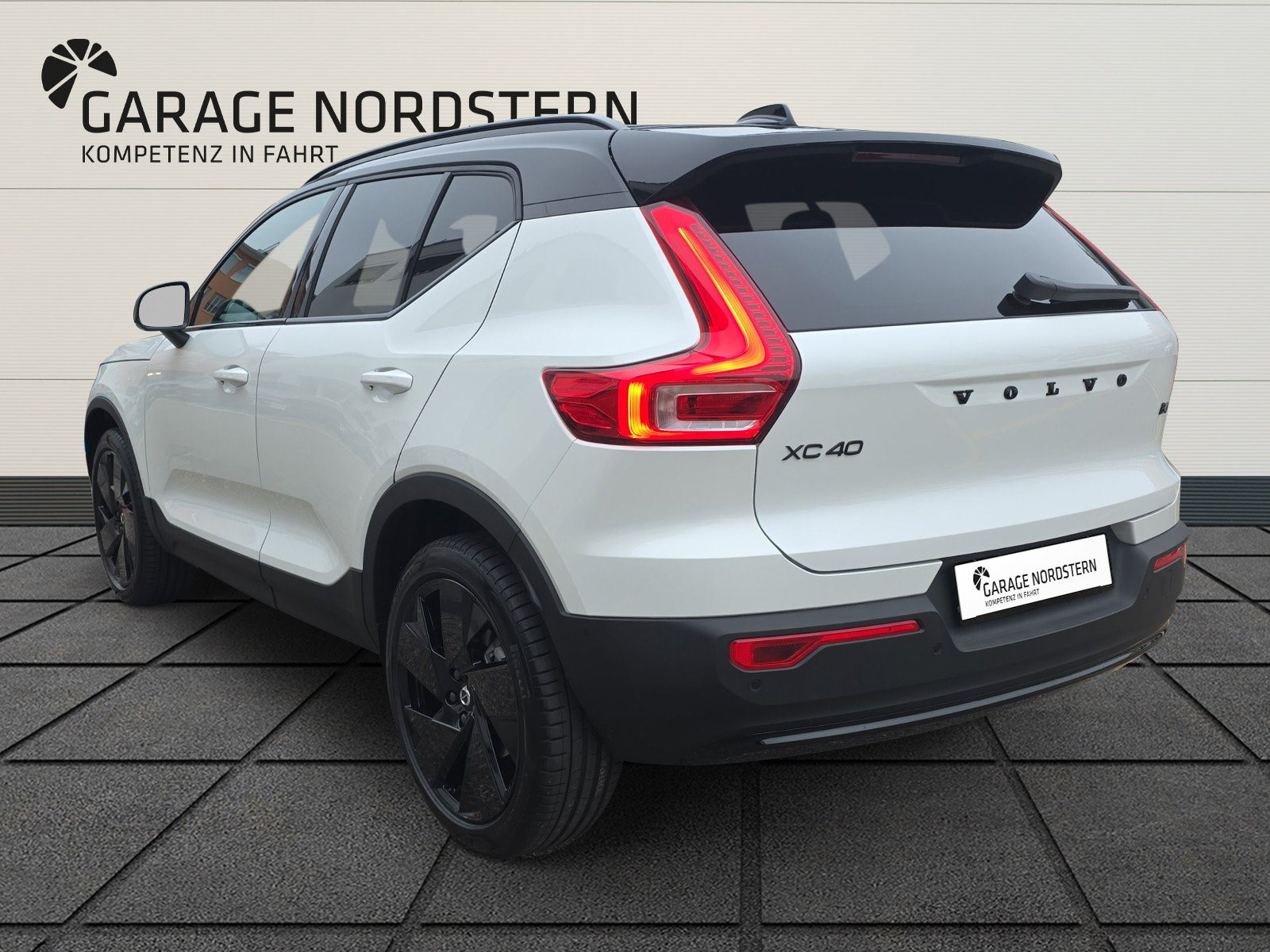VOLVO XC40 2.0 B4 MH Black Edition, Mild-Hybrid Petrol/Electric, New car, Automatic - 4