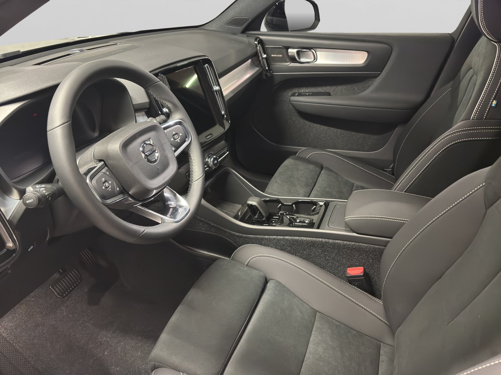VOLVO XC40 2.0 B3 MH Plus Dark, Hybride Léger Essence/Électricité, Voiture nouvelle, Automatique - 4