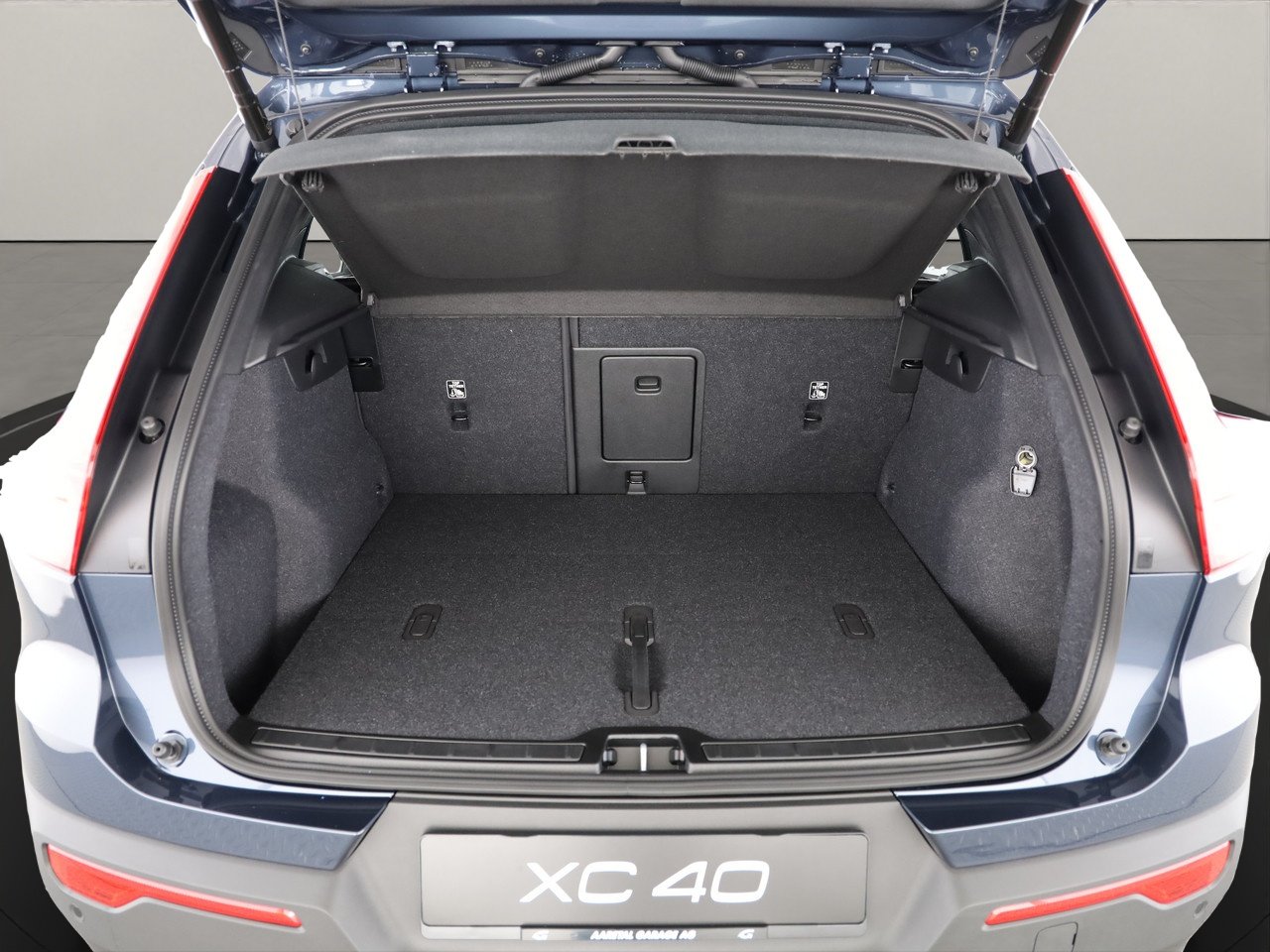 VOLVO XC40 2.0 B3 MH Plus Dark, Hybride Leggero Benzina/Elettrica, Auto nuove, Automatico - 4