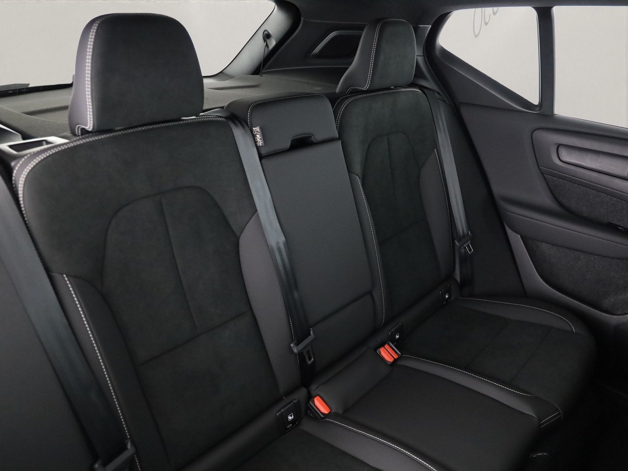 VOLVO XC40 2.0 B4 MH Ultra Dark, Mild-Hybrid Petrol/Electric, New car, Automatic - 7