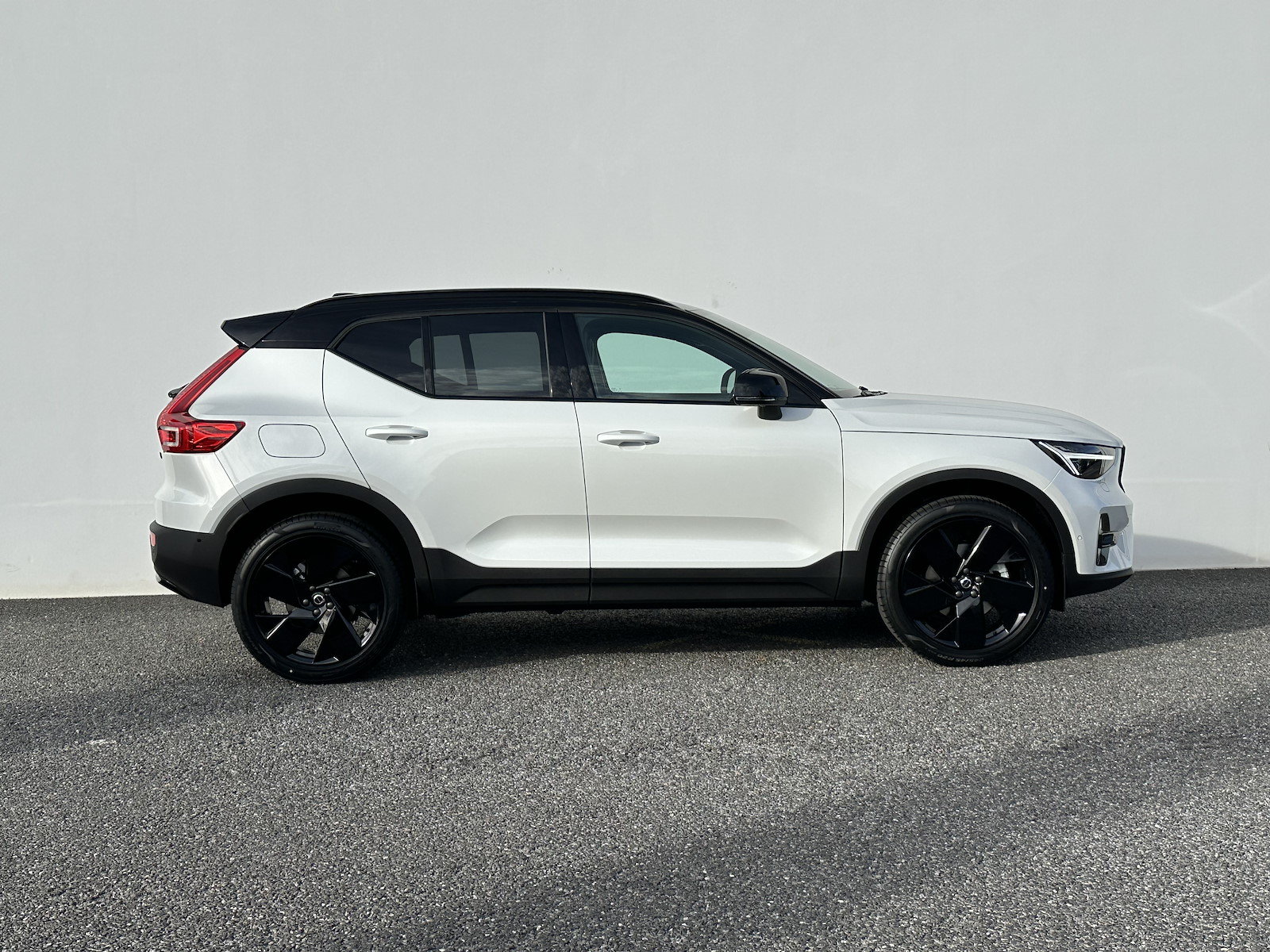 VOLVO XC40 2.0 B4 MH Black Edition, Mild-Hybrid Benzin/Elektro, Neuwagen, Automatik - 4