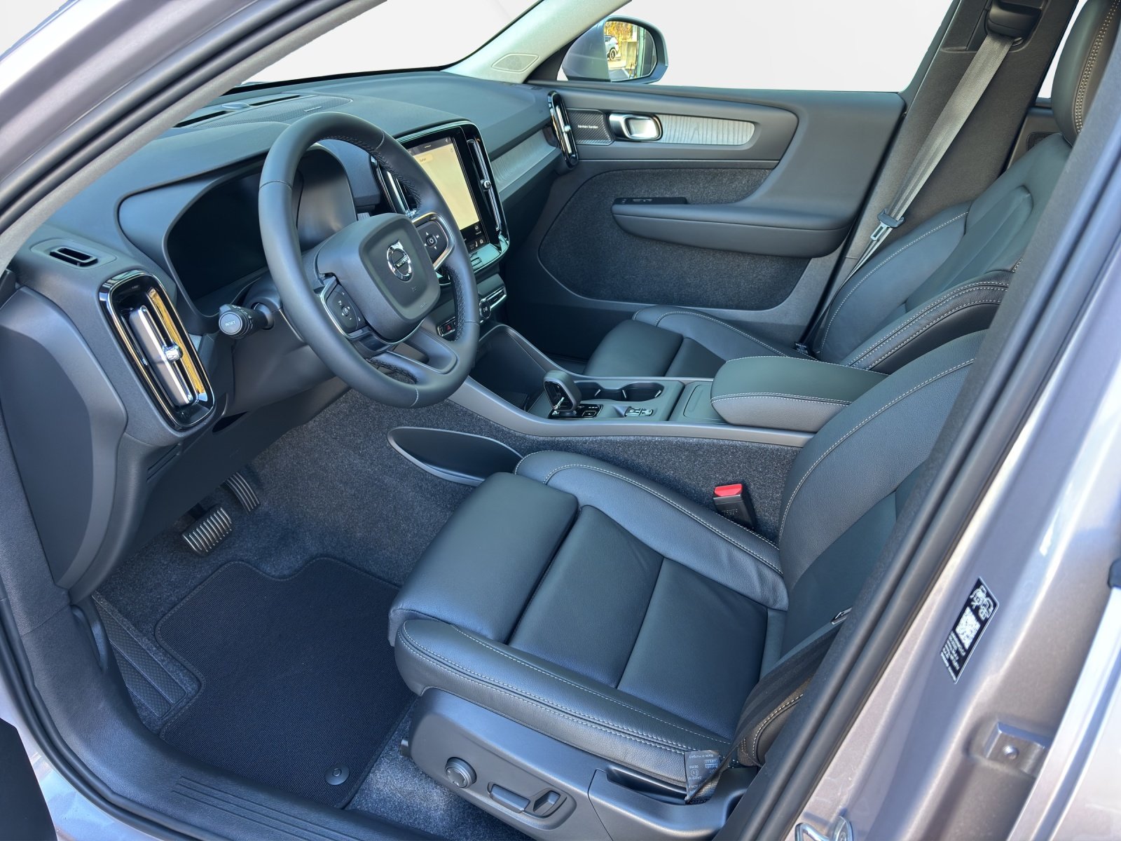 VOLVO XC40 2.0 B3 MH Core XCITE, Hybride Léger Essence/Électricité, Voiture nouvelle, Automatique - 4