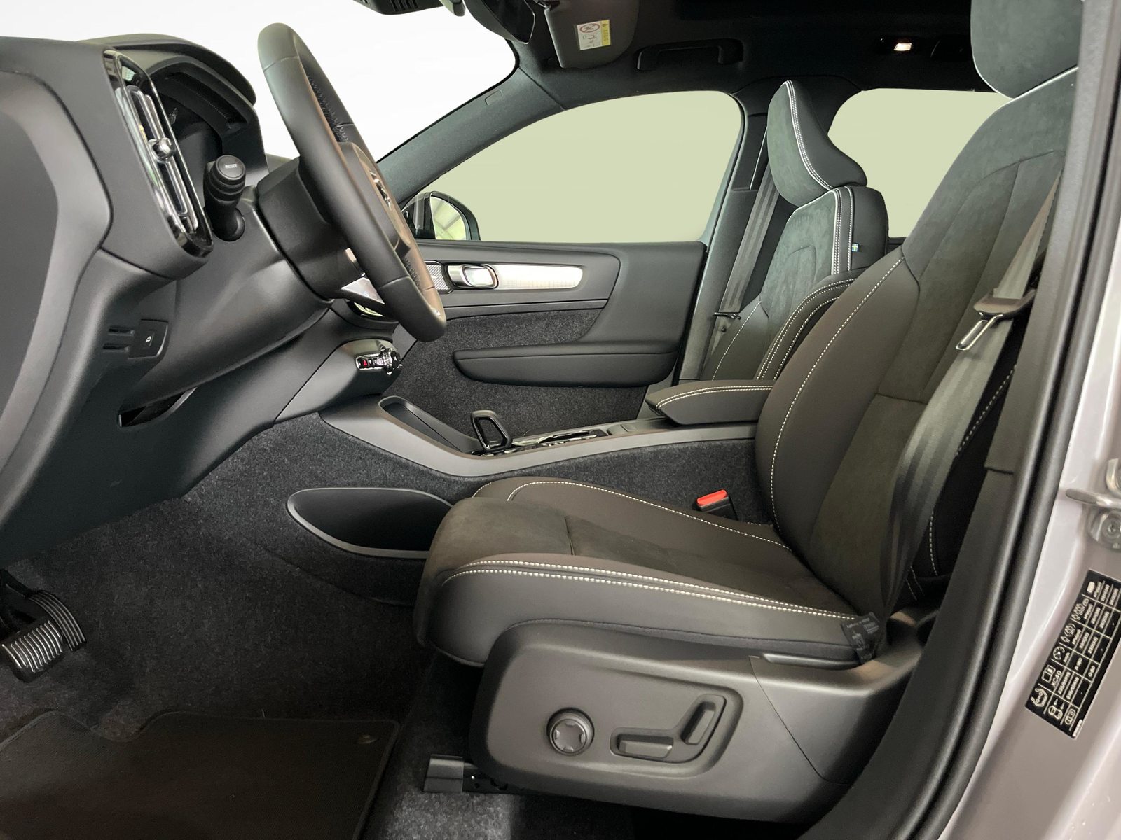 VOLVO XC40 2.0 B3 MH Plus Dark, Mild-Hybrid Benzin/Elektro, Neuwagen, Automatik - 6