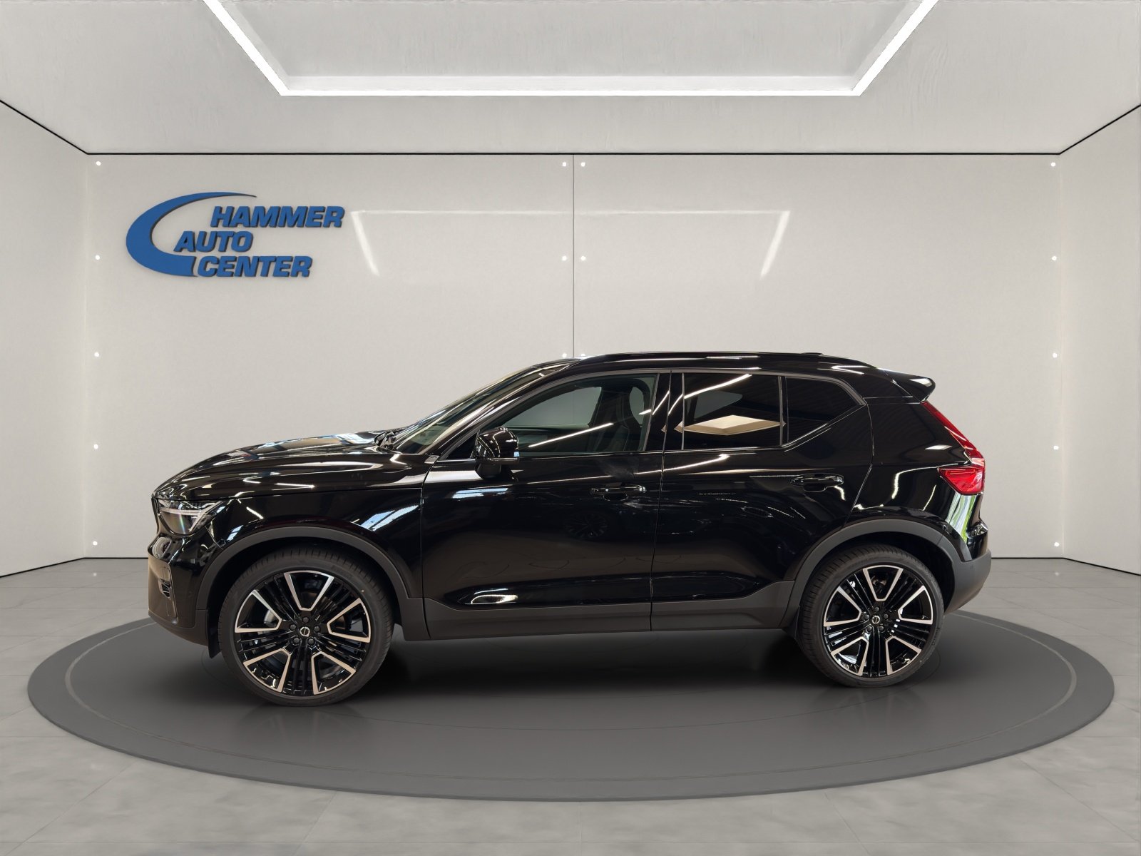 VOLVO XC40 2.0 B4 MH Black Edition, Mild-Hybrid Petrol/Electric, New car, Automatic - 2