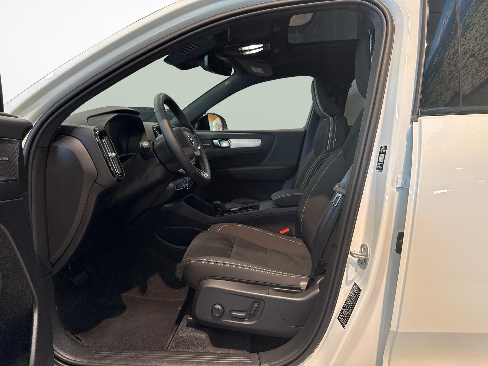 VOLVO XC40 2.0 B3 MH Plus Dark, Mild-Hybrid Benzin/Elektro, Neuwagen, Automatik - 6