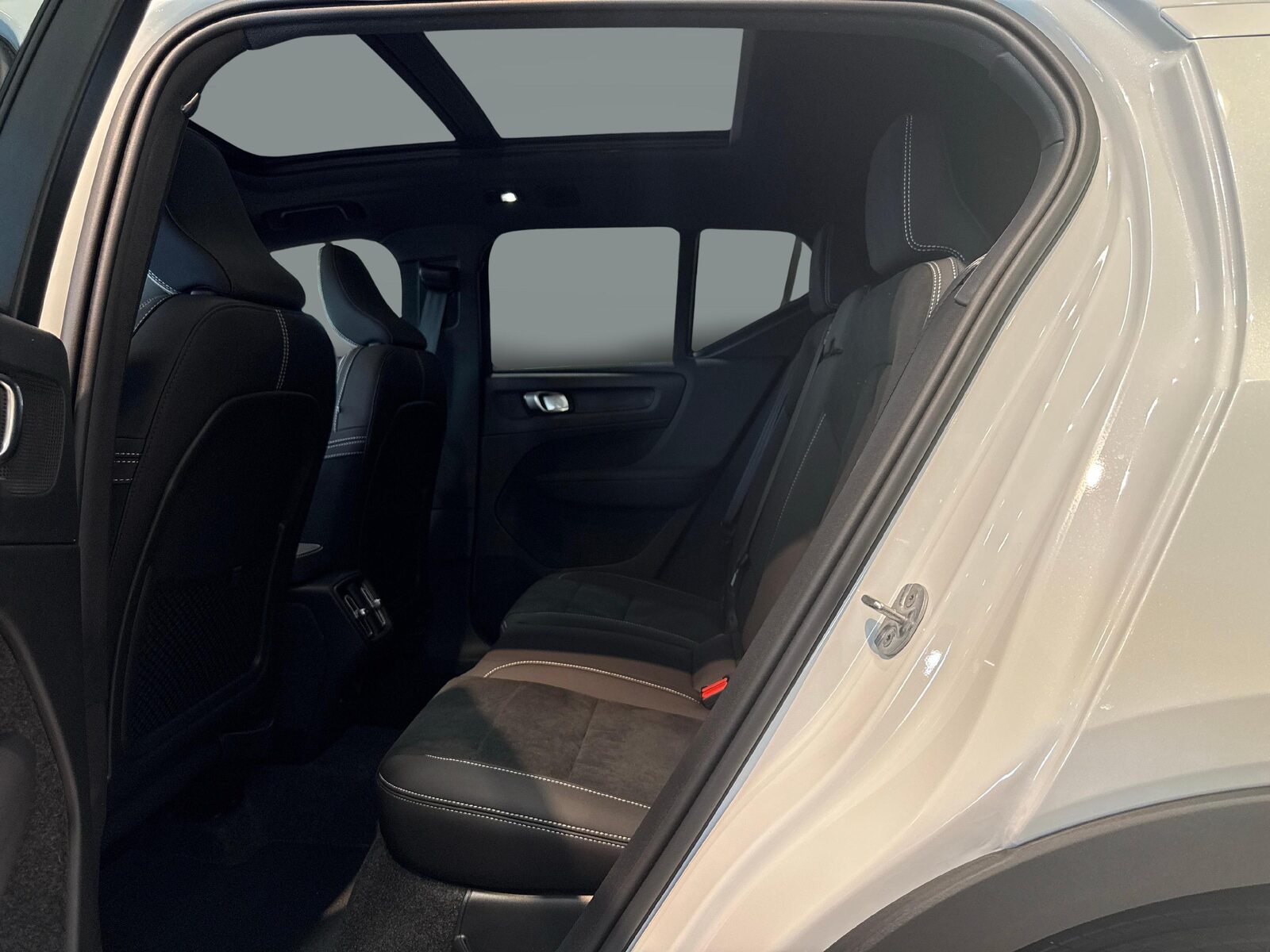 VOLVO XC40 2.0 B3 MH Plus Dark, Mild-Hybrid Benzin/Elektro, Neuwagen, Automatik - 7