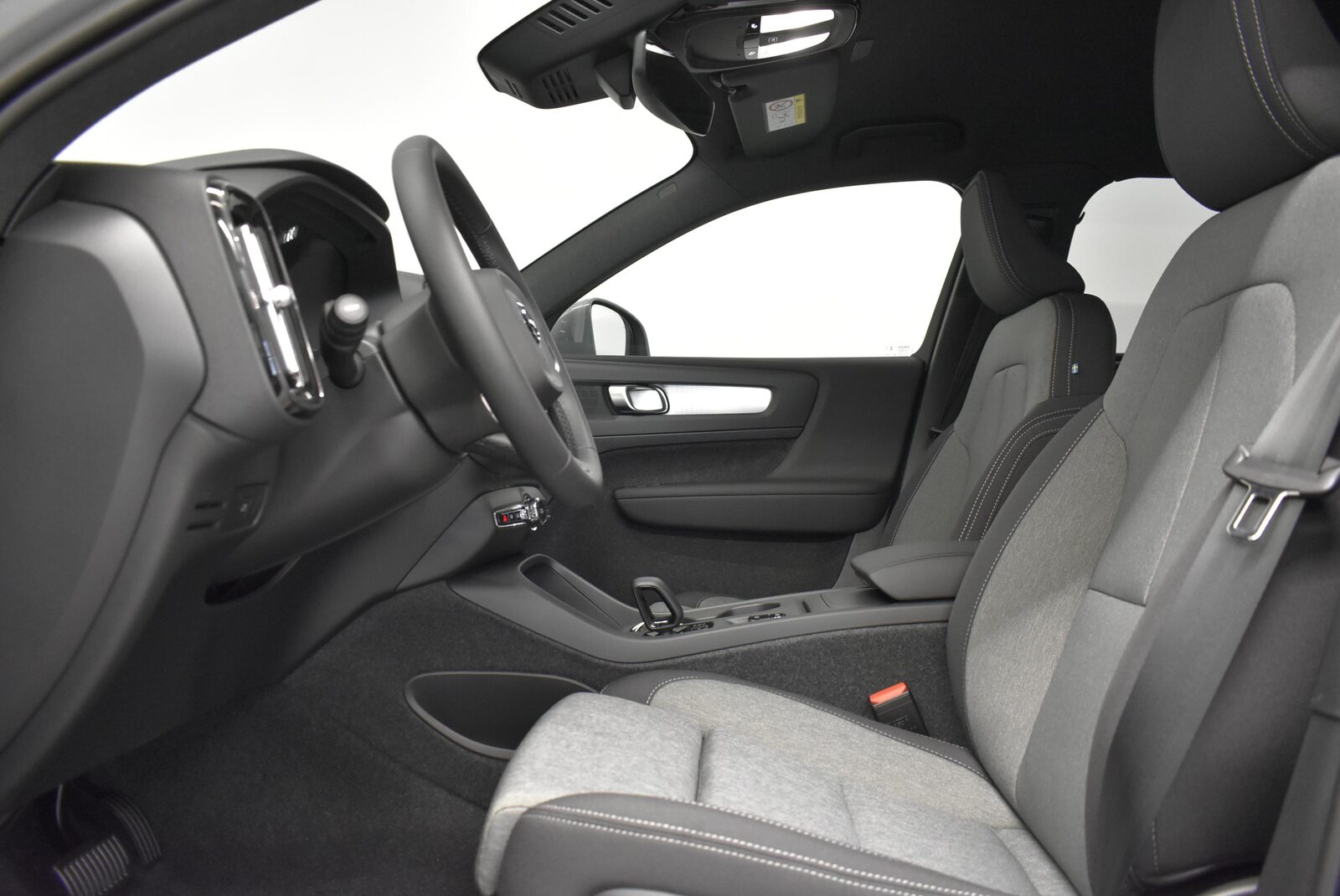 VOLVO XC40 2.0 B3 MH Core, Mild-Hybrid Petrol/Electric, New car, Automatic - 6