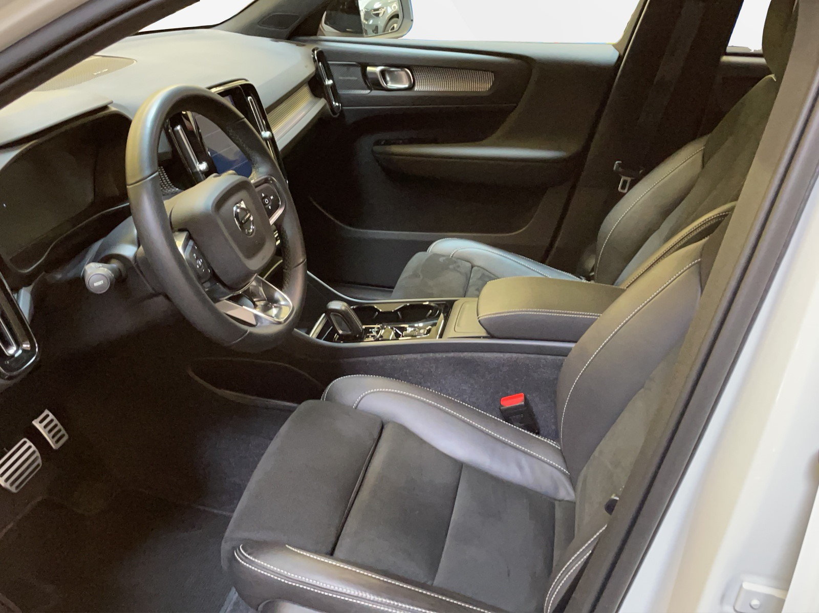 VOLVO XC40 2.0 B5 MH R-Design AWD, Hybride Léger Essence/Électricité, Occasion / Utilisé, Automatique - 4