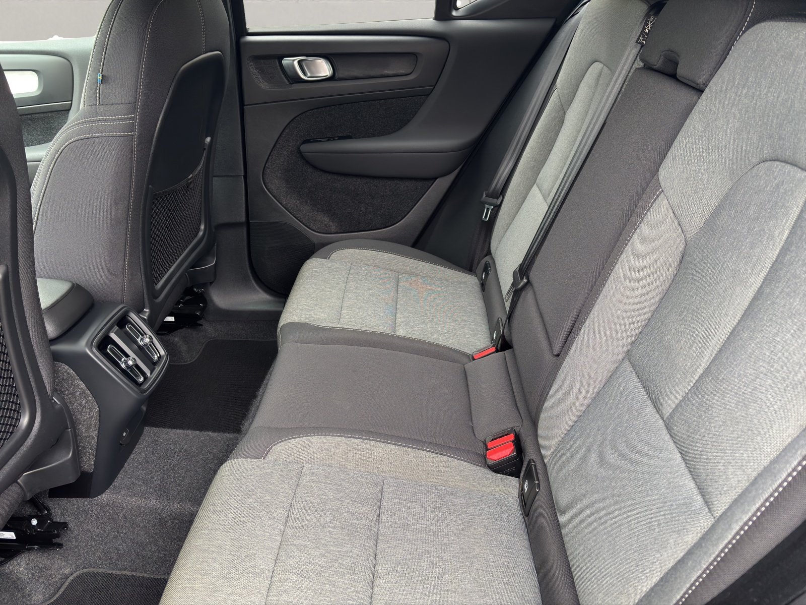 VOLVO XC40 2.0 B4 MH Plus Dark, Hybride Léger Essence/Électricité, Occasion / Utilisé, Automatique - 7