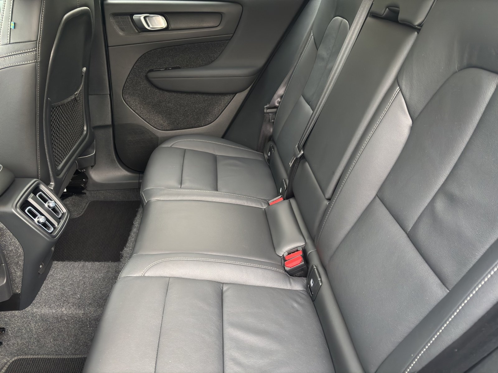 VOLVO XC40 2.0 B4 MH Plus Dark, Hybride Léger Essence/Électricité, Occasion / Utilisé, Automatique - 7