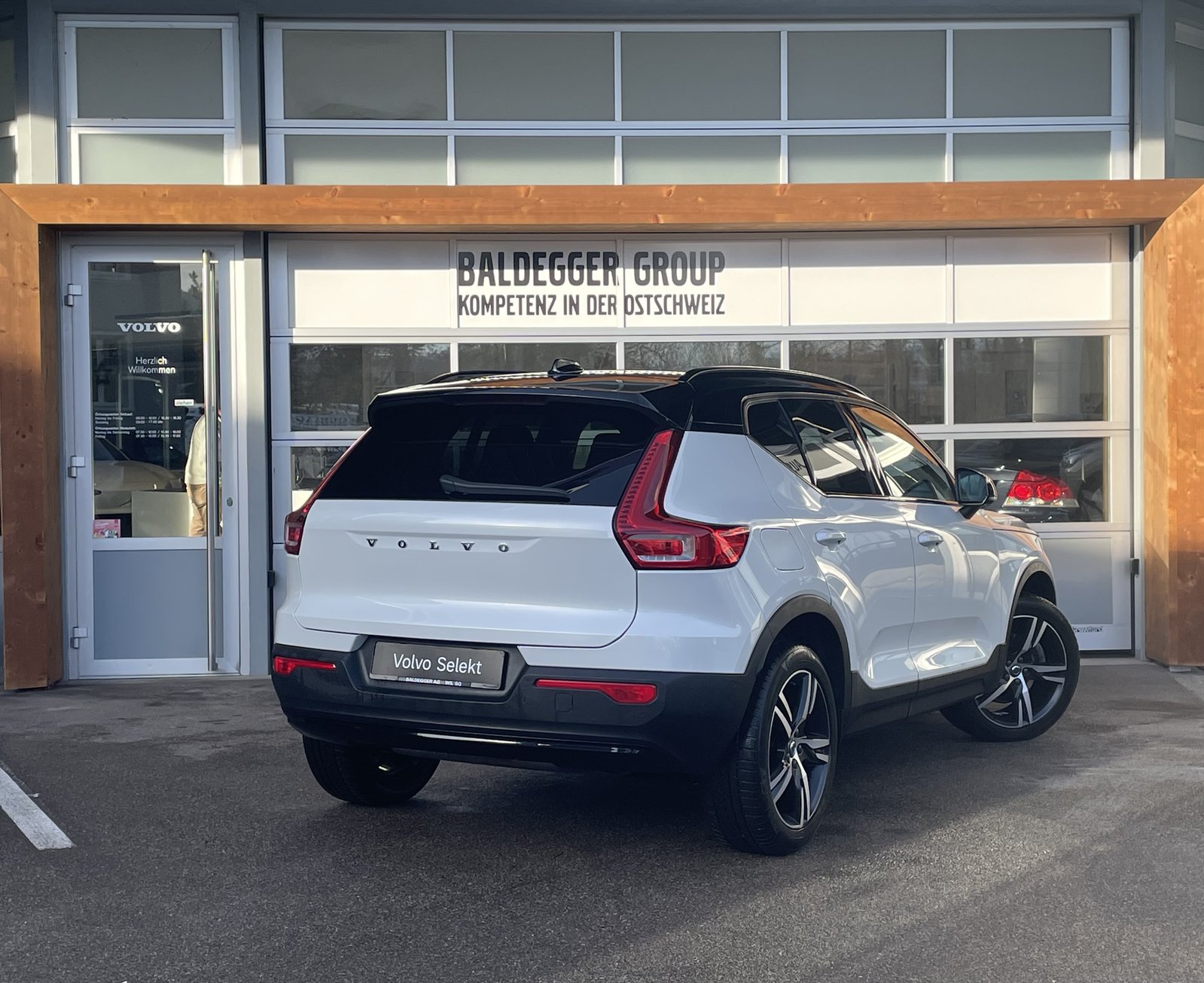 VOLVO XC40 2.0 B5 MH R-Design AWD, Full-Hybrid Petrol/Electric, Second hand / Used, Automatic - 3