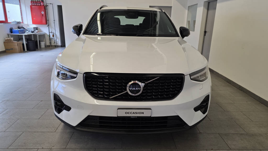 VOLVO XC40 2.0 B3 MH Plus Dark, Mild-Hybrid Petrol/Electric, Second hand / Used, Automatic - 2