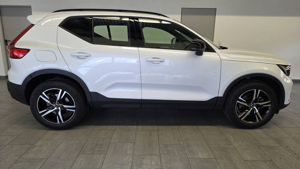 VOLVO XC40 2.0 B3 MH Plus Dark, Mild-Hybrid Petrol/Electric, Second hand / Used, Automatic - 3