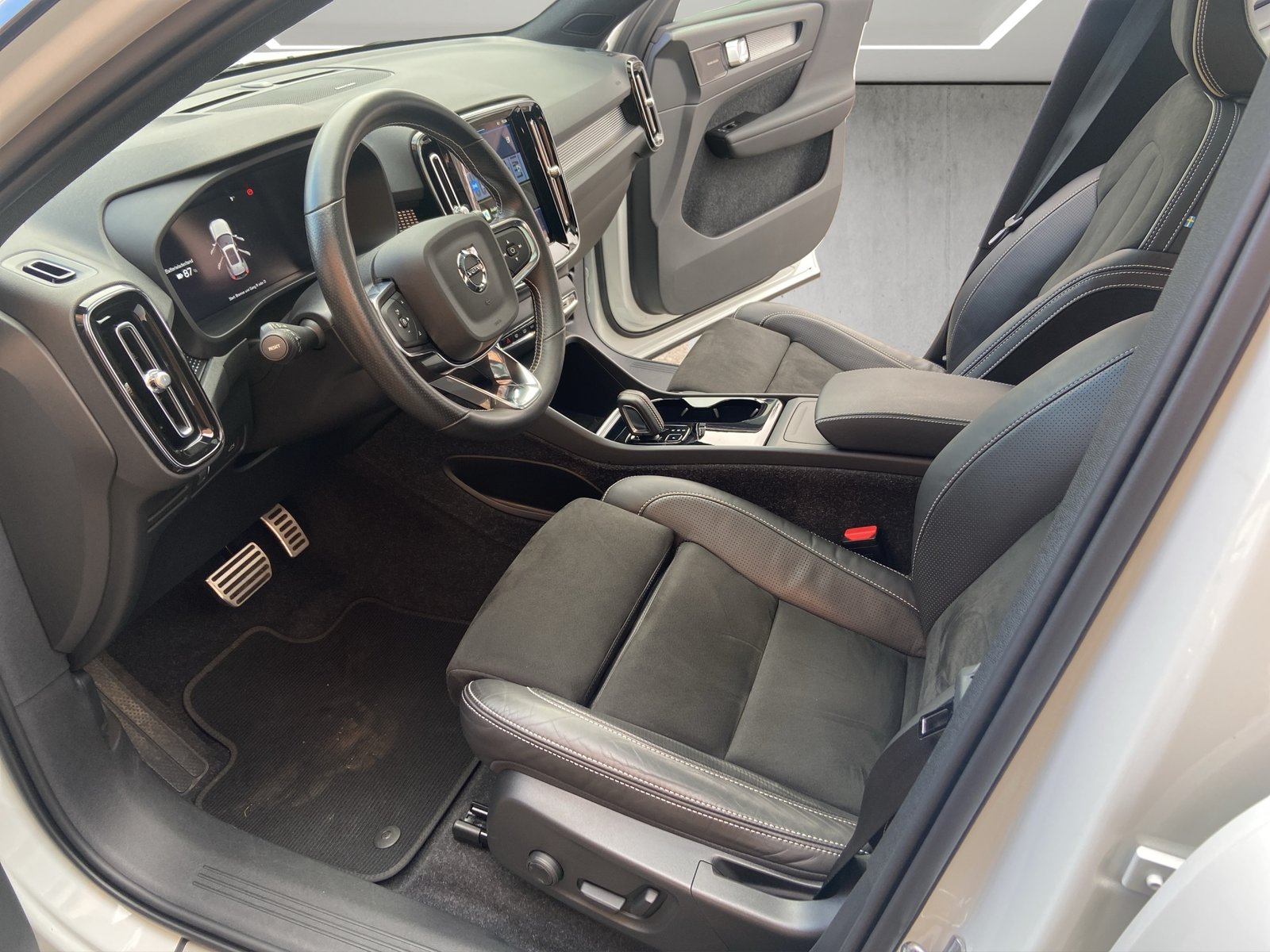 VOLVO XC40 P8 AWD Pure Electric R-Design, Elektro, Occasion / Gebraucht, Automatik - 7