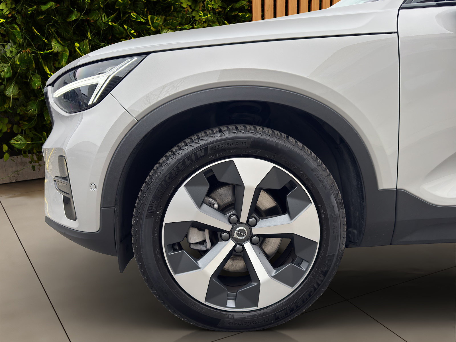 VOLVO XC40 2.0 B3 MH Plus Dark, Mild-Hybrid Petrol/Electric, Second hand / Used, Automatic - 5
