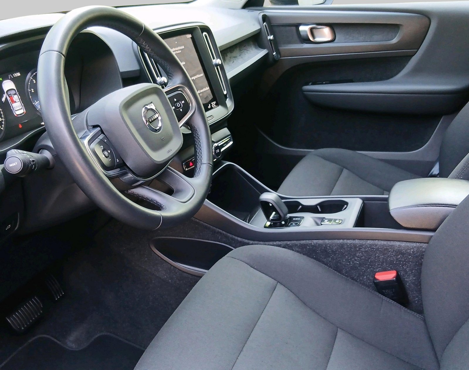VOLVO XC40 1.5 T3 Momentum Light, Petrol, Second hand / Used, Automatic - 3