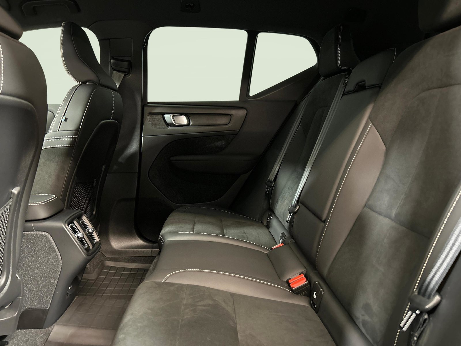 VOLVO XC40 2.0 B3 MH Plus Dark, Mild-Hybrid Benzin/Elektro, Occasion / Gebraucht, Automatik - 4