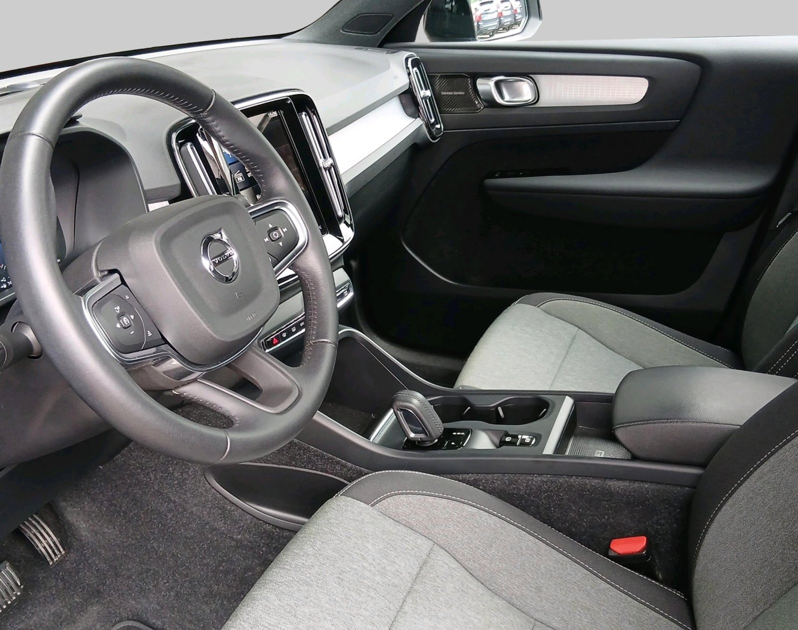 VOLVO XC40 1.5 T4 PiH R-Design Expre, Voll-Hybrid Benzin/Elektro, Occasion / Gebraucht, Automatik - 3