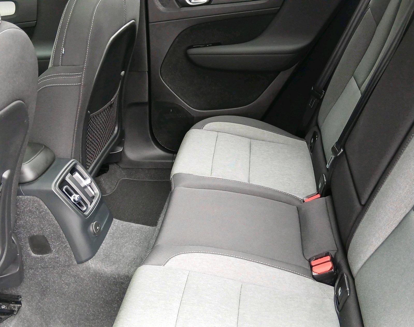 VOLVO XC40 1.5 T4 PiH R-Design Expre, Voll-Hybrid Benzin/Elektro, Occasion / Gebraucht, Automatik - 4