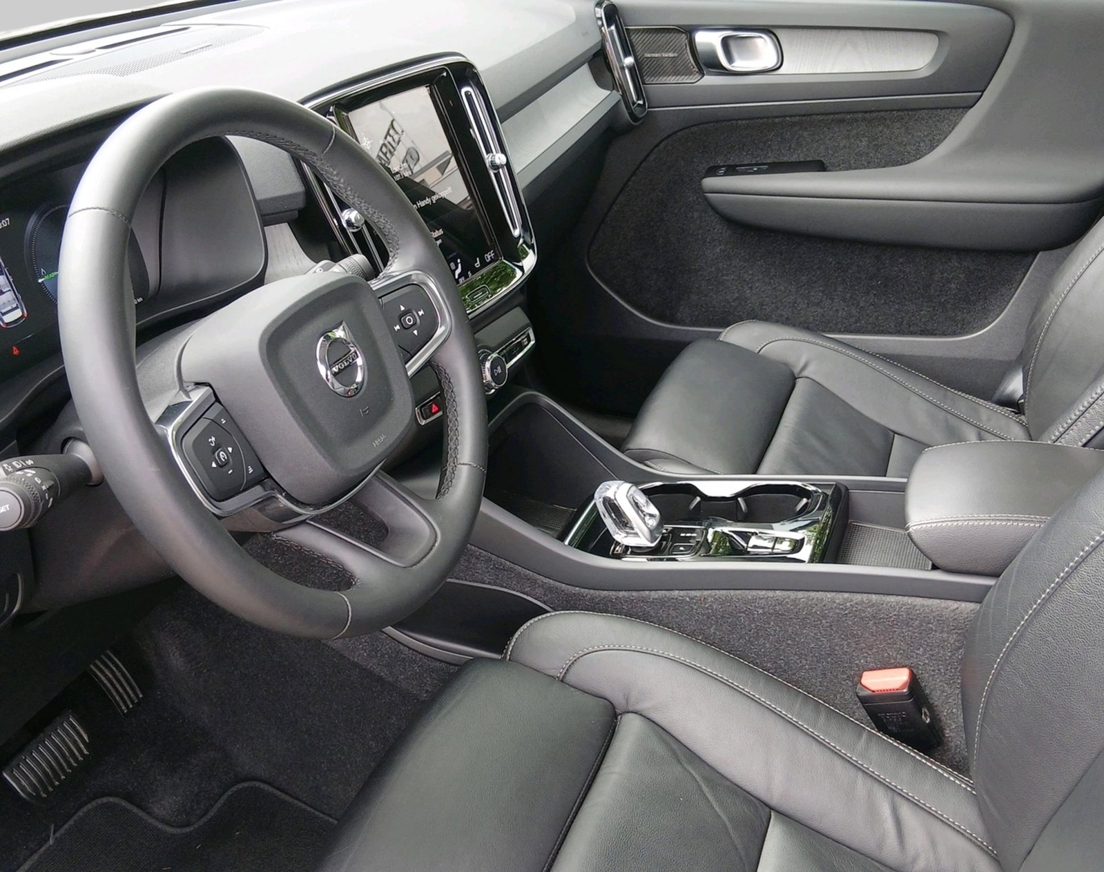 VOLVO XC40 1.5 T4 PiH Inscription, Full-Hybrid Petrol/Electric, Second hand / Used, Automatic - 3