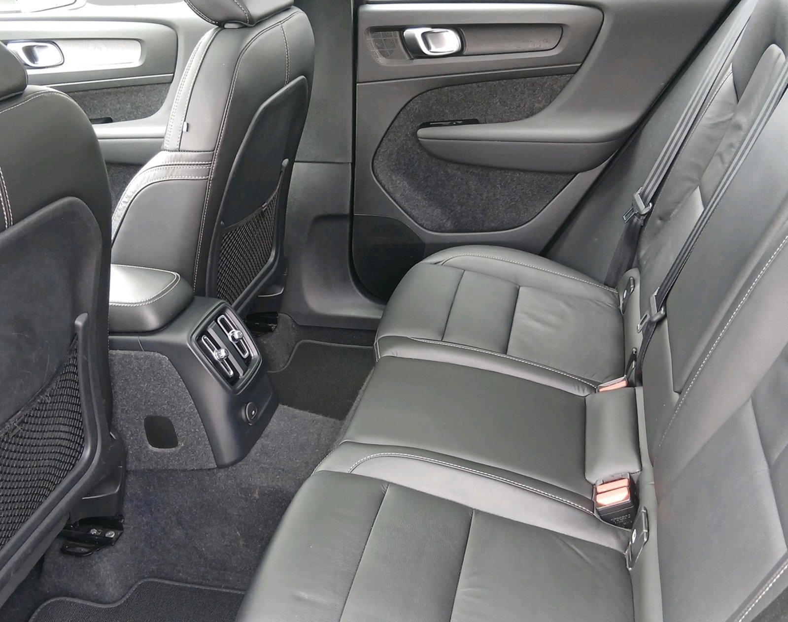 VOLVO XC40 1.5 T4 PiH Inscription, Full-Hybrid Petrol/Electric, Second hand / Used, Automatic - 4