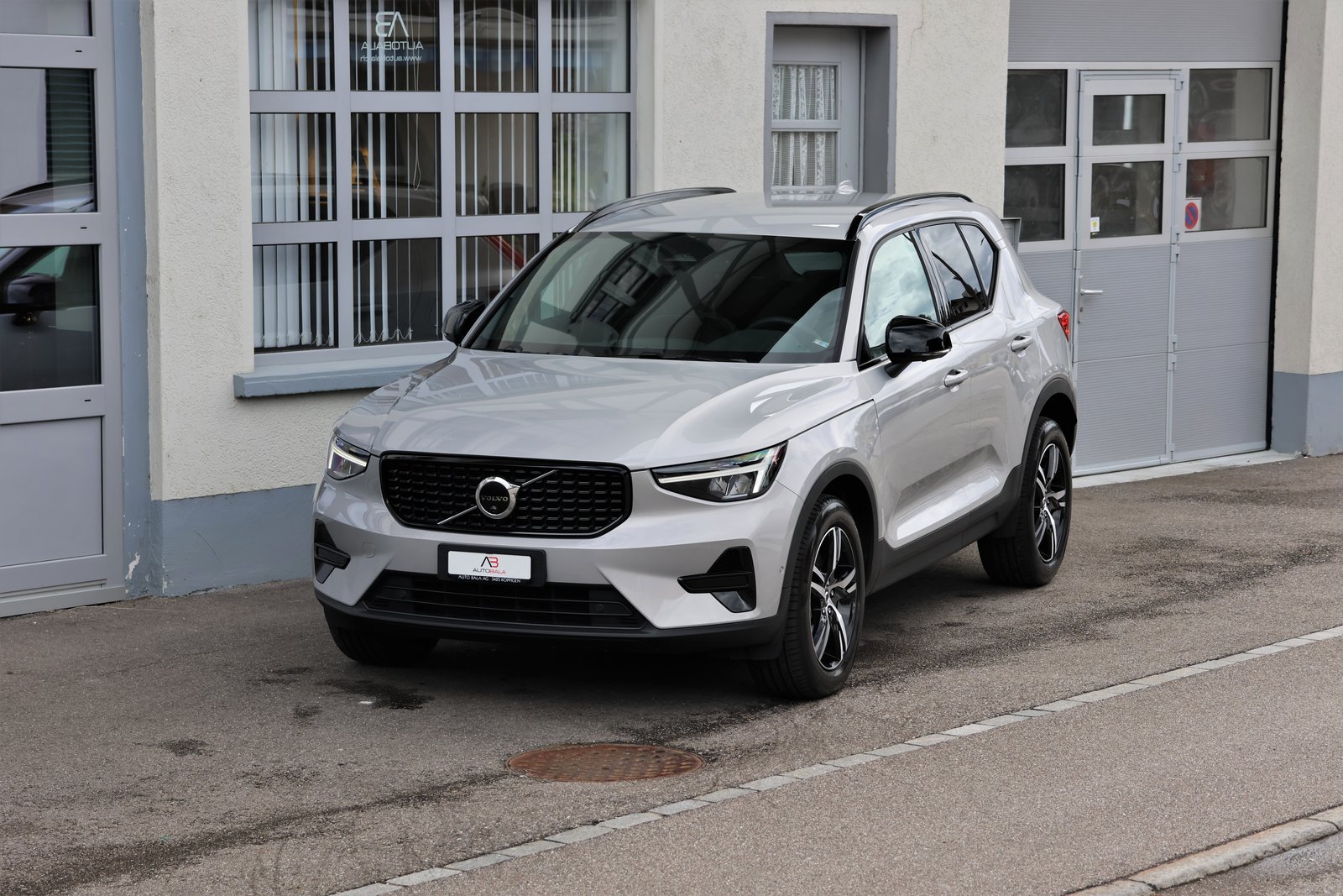 VOLVO XC40 B3 Benzin Mild Hybrid Plus Dark DCT