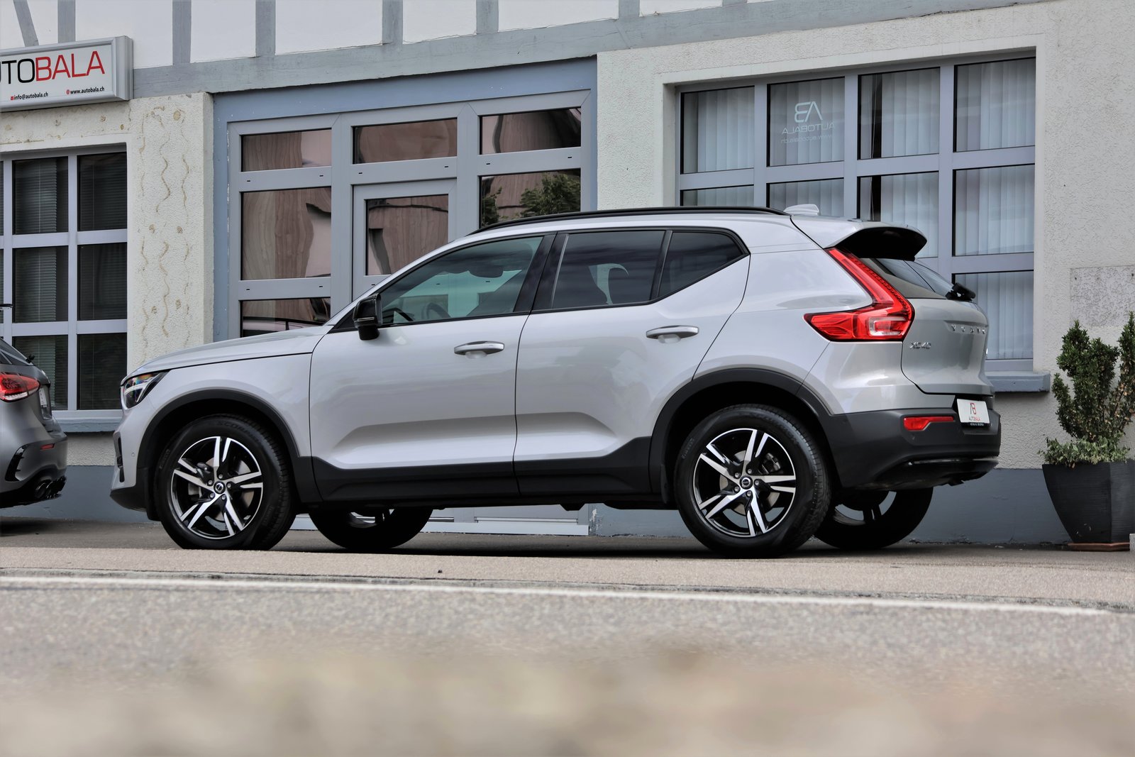 VOLVO XC40 B3 Benzin Mild Hybrid Plus Dark DCT, Hybride Léger Essence/Électricité, Occasion / Utilisé, Automatique - 4