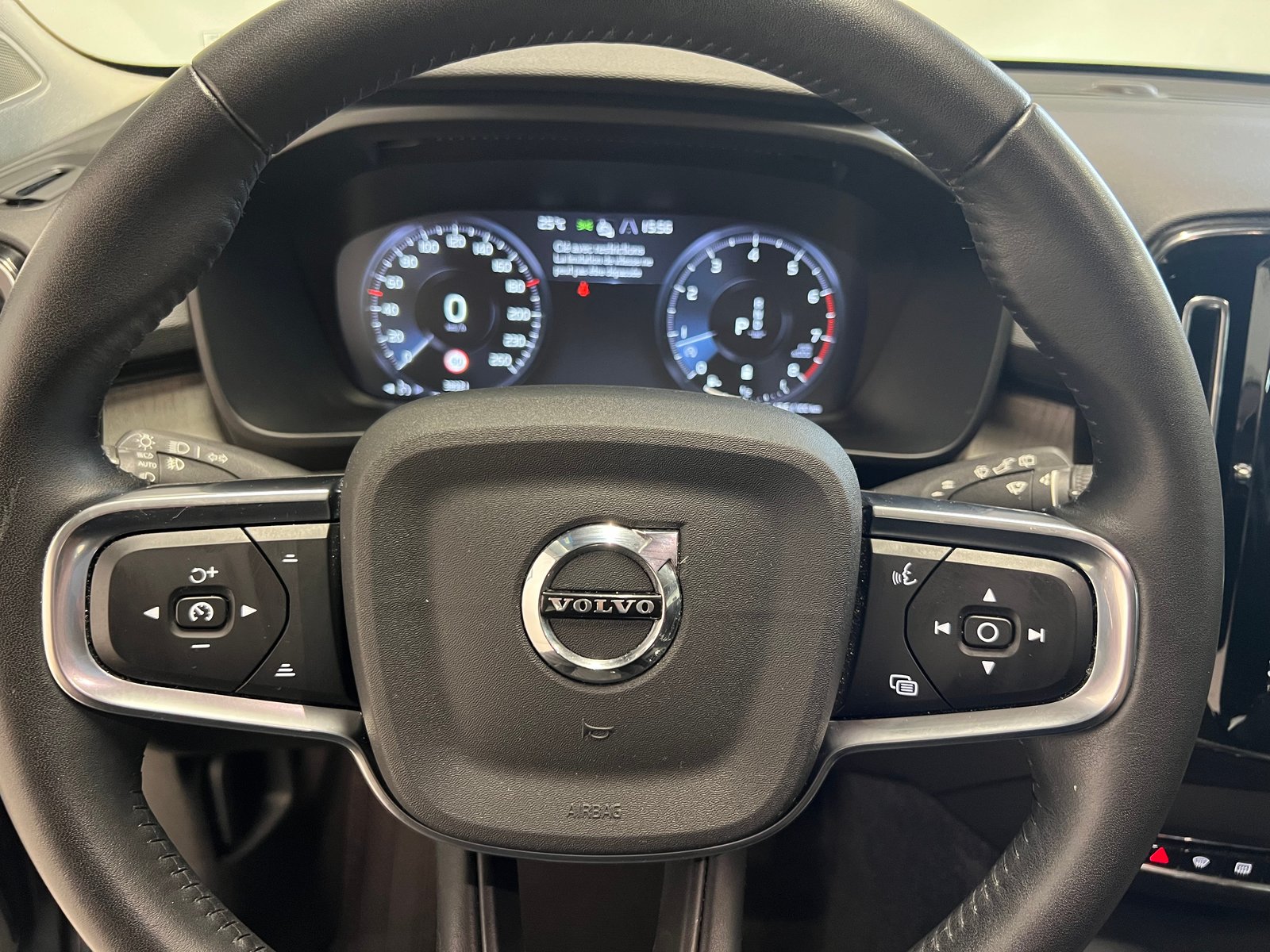 VOLVO XC40 2.0 B4 MH Inscription AWD, Mild-Hybrid Benzin/Elektro, Occasion / Gebraucht, Automatik - 4