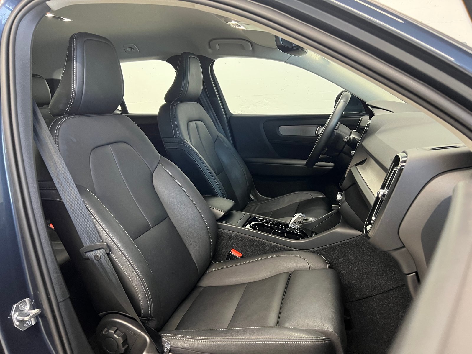 VOLVO XC40 2.0 B4 MH Inscription AWD, Mild-Hybrid Benzin/Elektro, Occasion / Gebraucht, Automatik - 6
