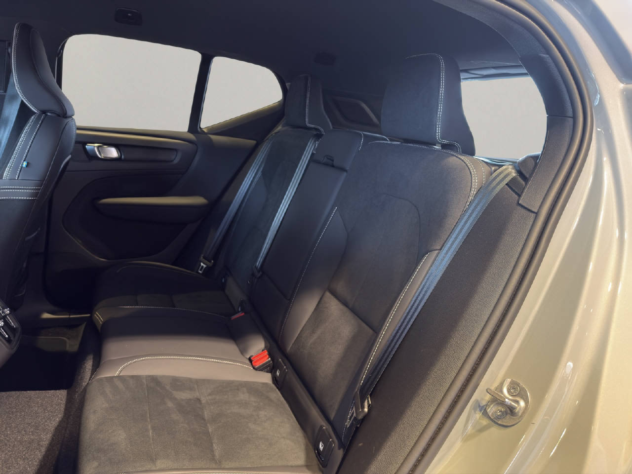VOLVO XC40 2.0 B3 MH Plus Dark, Mild-Hybrid Benzin/Elektro, Occasion / Gebraucht, Automatik - 6