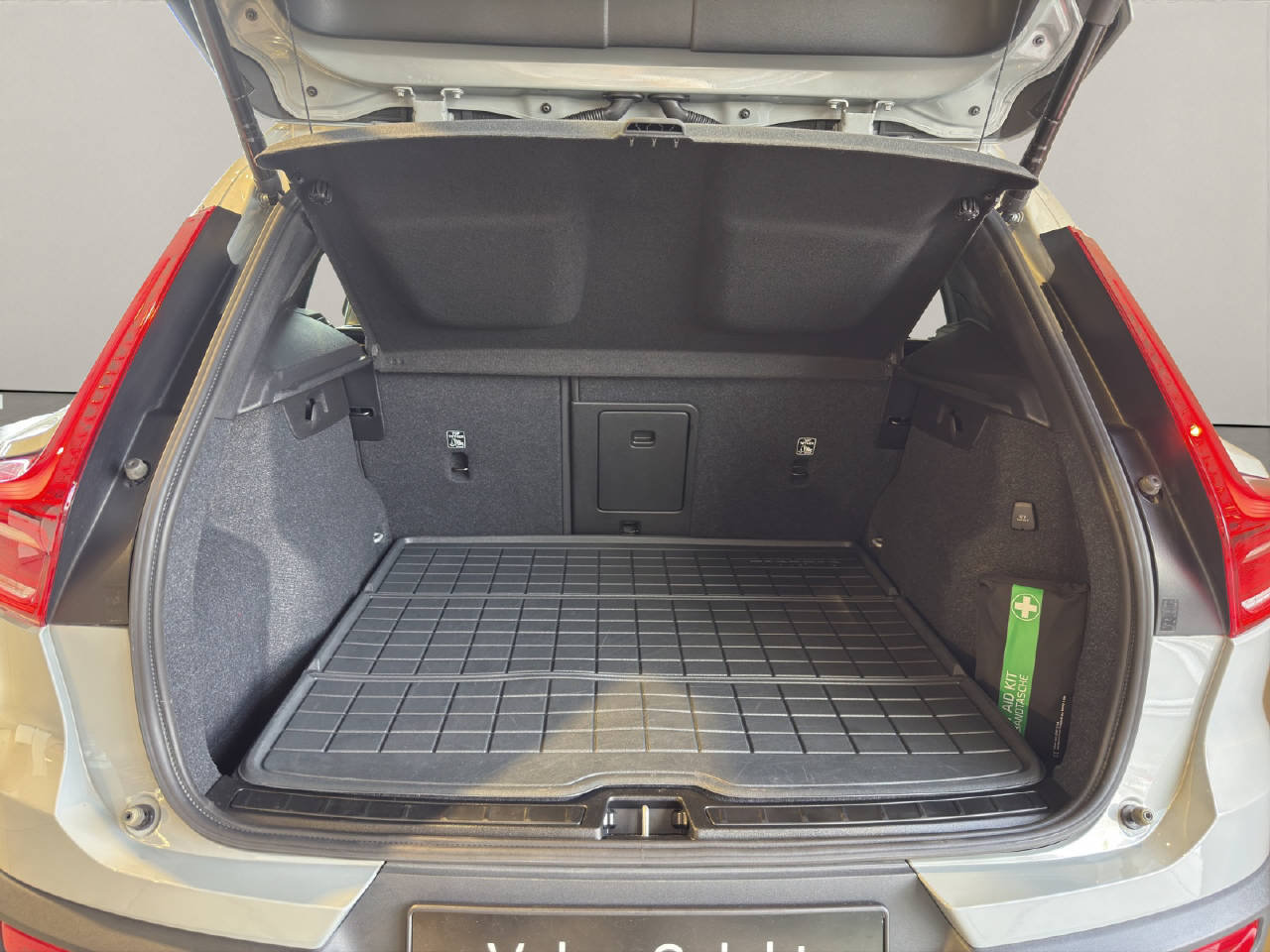 VOLVO XC40 2.0 B3 MH Plus Dark, Mild-Hybrid Benzin/Elektro, Occasion / Gebraucht, Automatik - 7