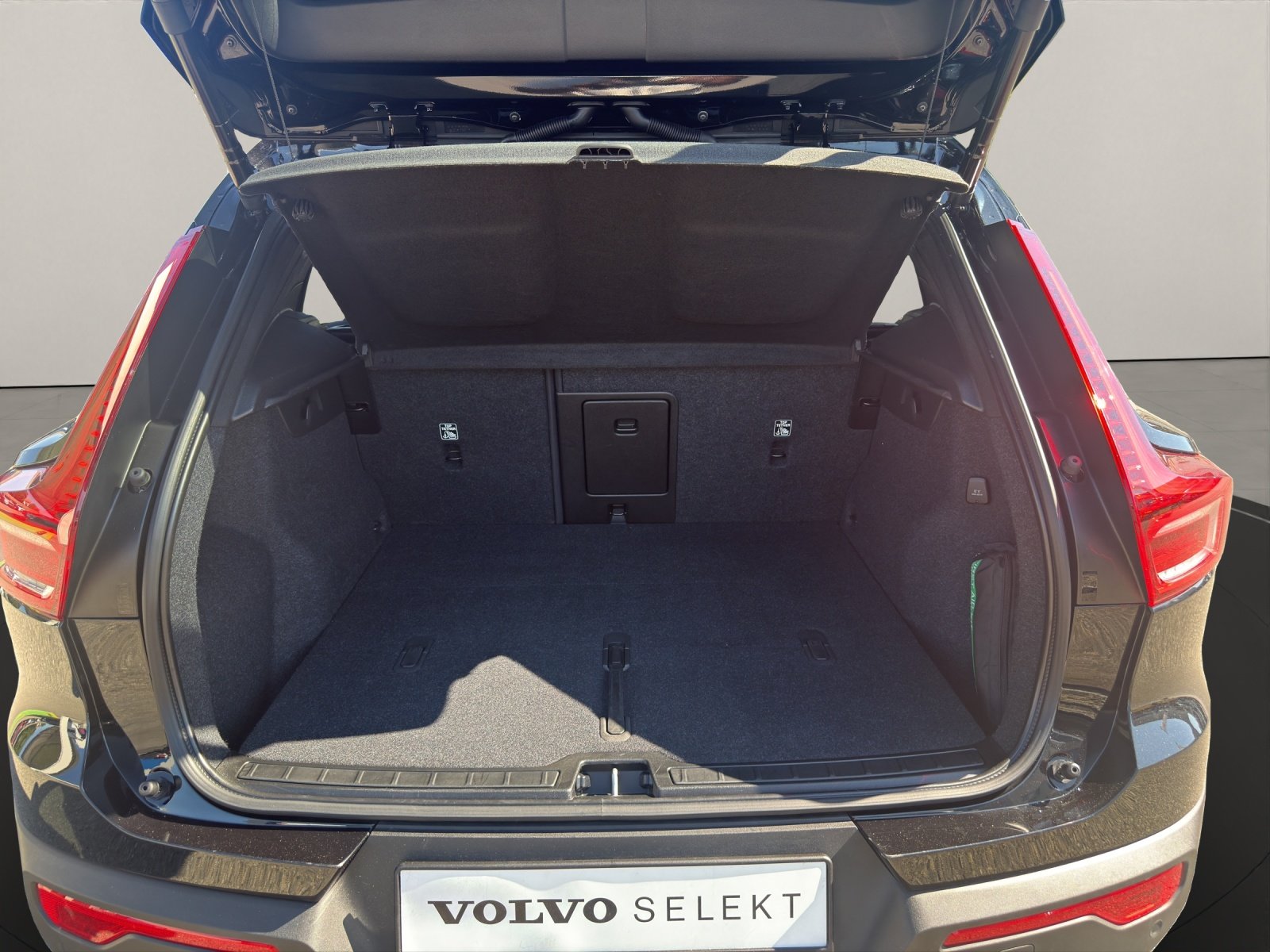 VOLVO XC40 2.0 B3 MH Plus Dark, Hybride Léger Essence/Électricité, Occasion / Utilisé, Automatique - 6