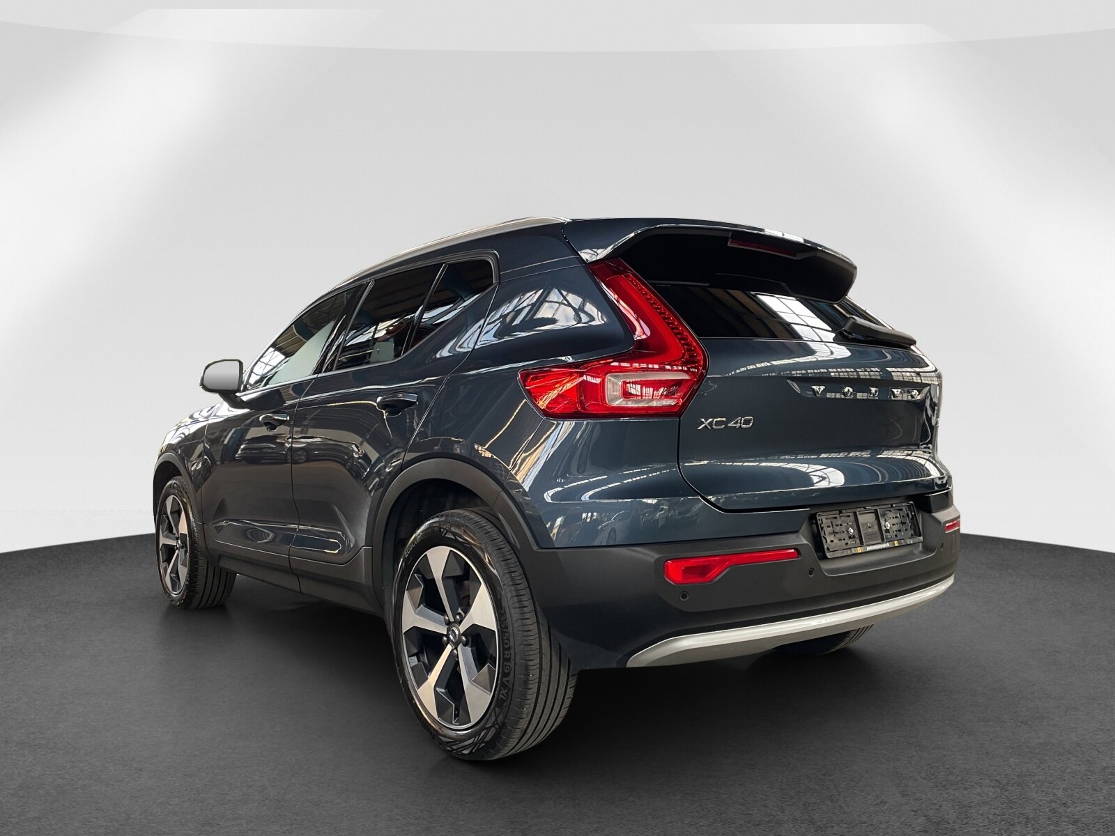 VOLVO XC40 2.0 B3 MH XCITE, Mild-Hybrid Petrol/Electric, Second hand / Used, Automatic - 4