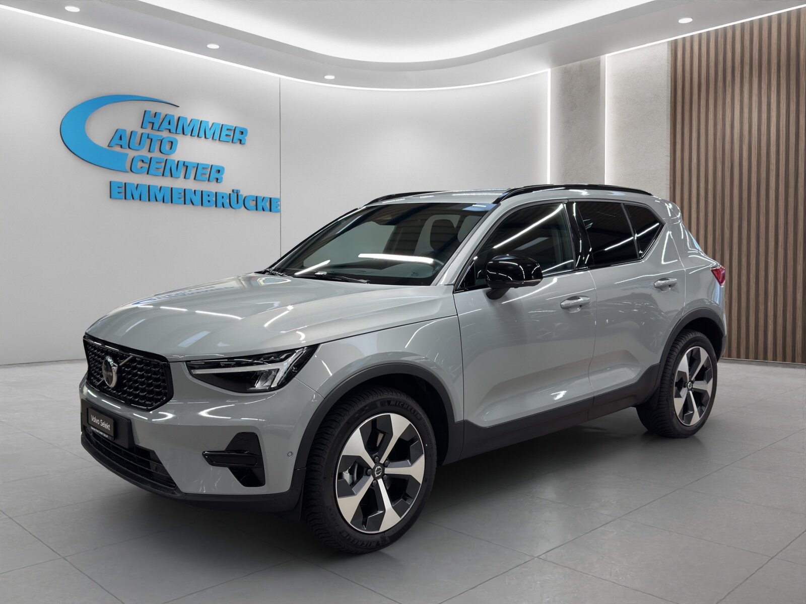 VOLVO XC40 2.0 B3 MH Plus Dark