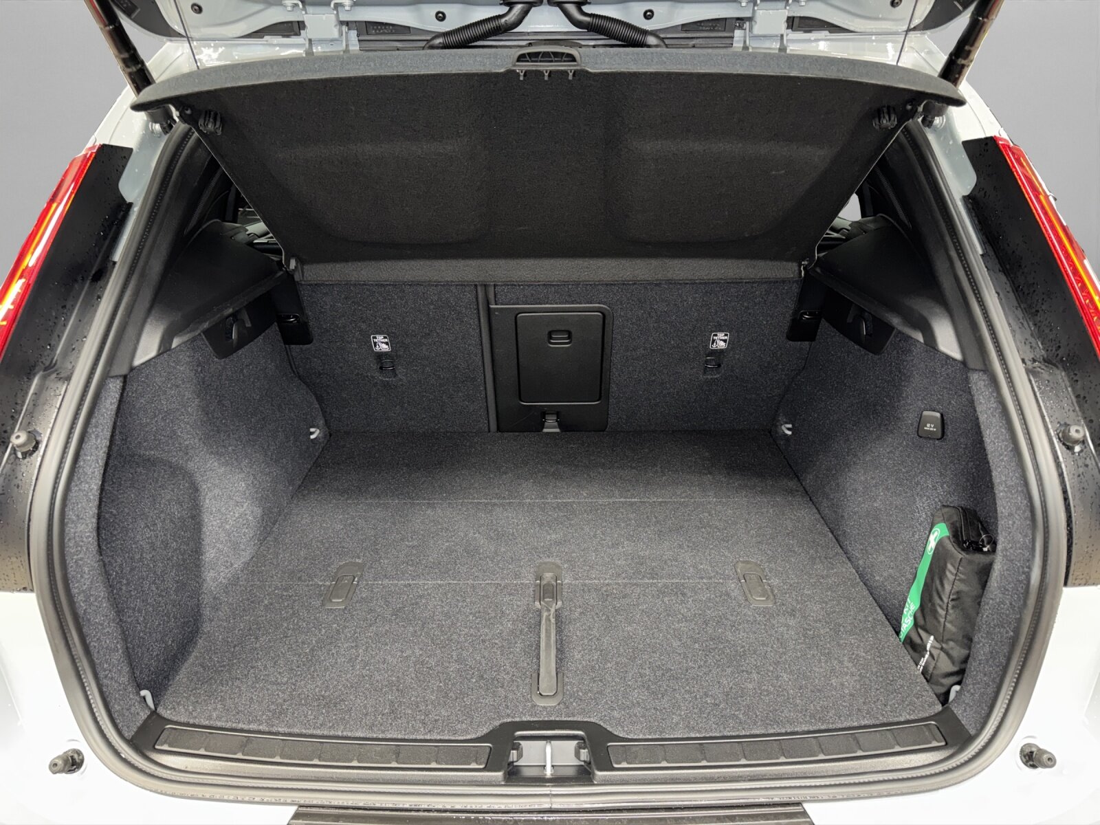 VOLVO XC40 2.0 B3 MH Plus Dark, Mild-Hybrid Benzin/Elektro, Occasion / Gebraucht, Automatik - 6