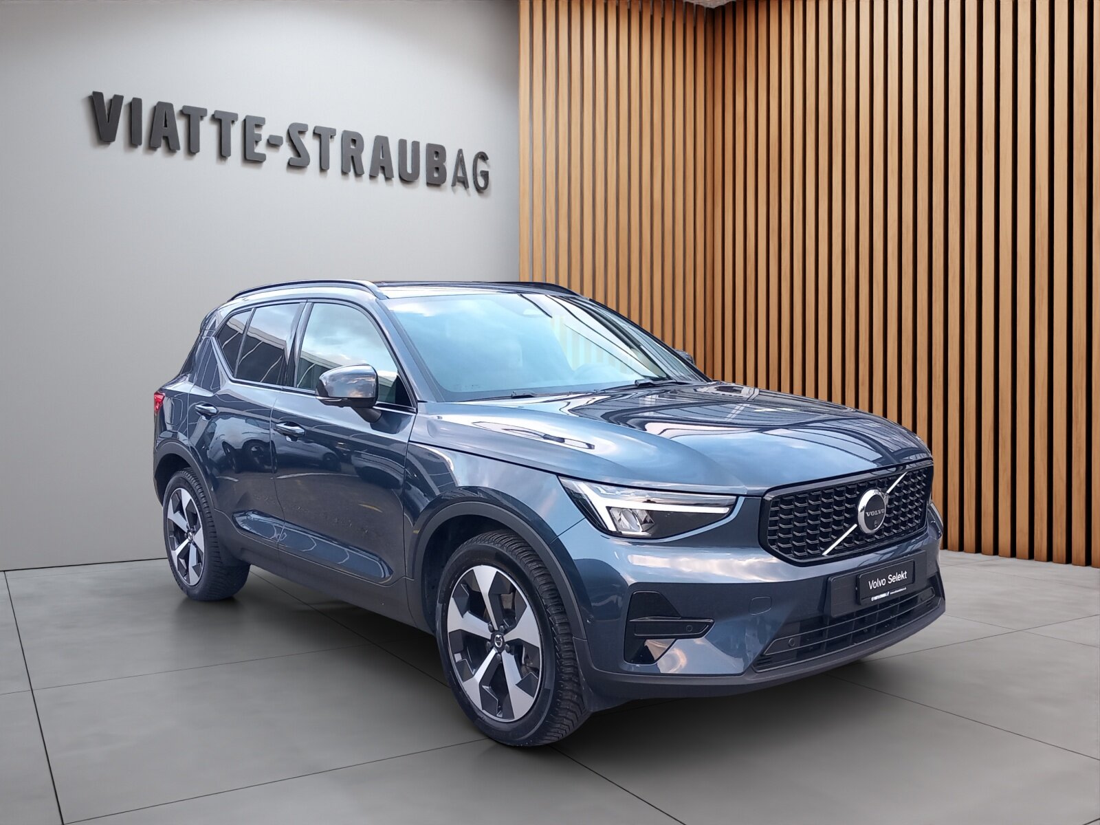 VOLVO XC40 2.0 B3 MH Plus Dark, Mild-Hybrid Petrol/Electric, Second hand / Used, Automatic - 2