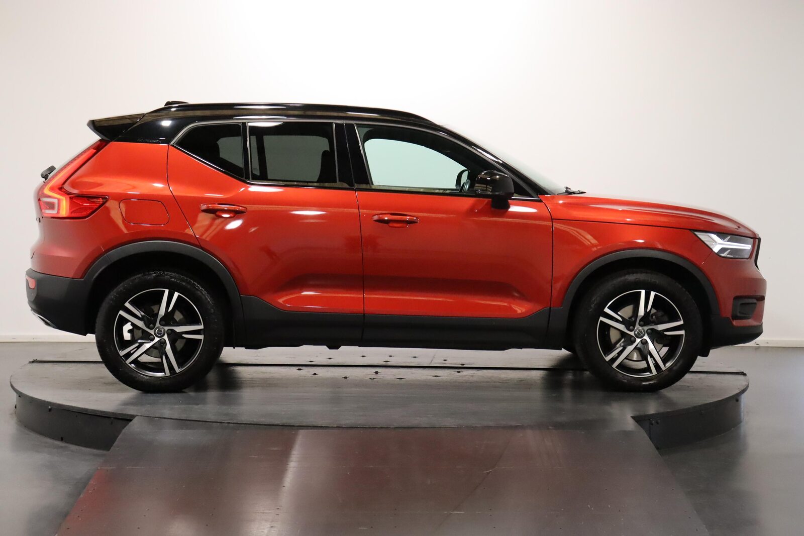 VOLVO XC40 2.0 T5 R-Design AWD, Benzin, Occasion / Gebraucht, Automatik - 3